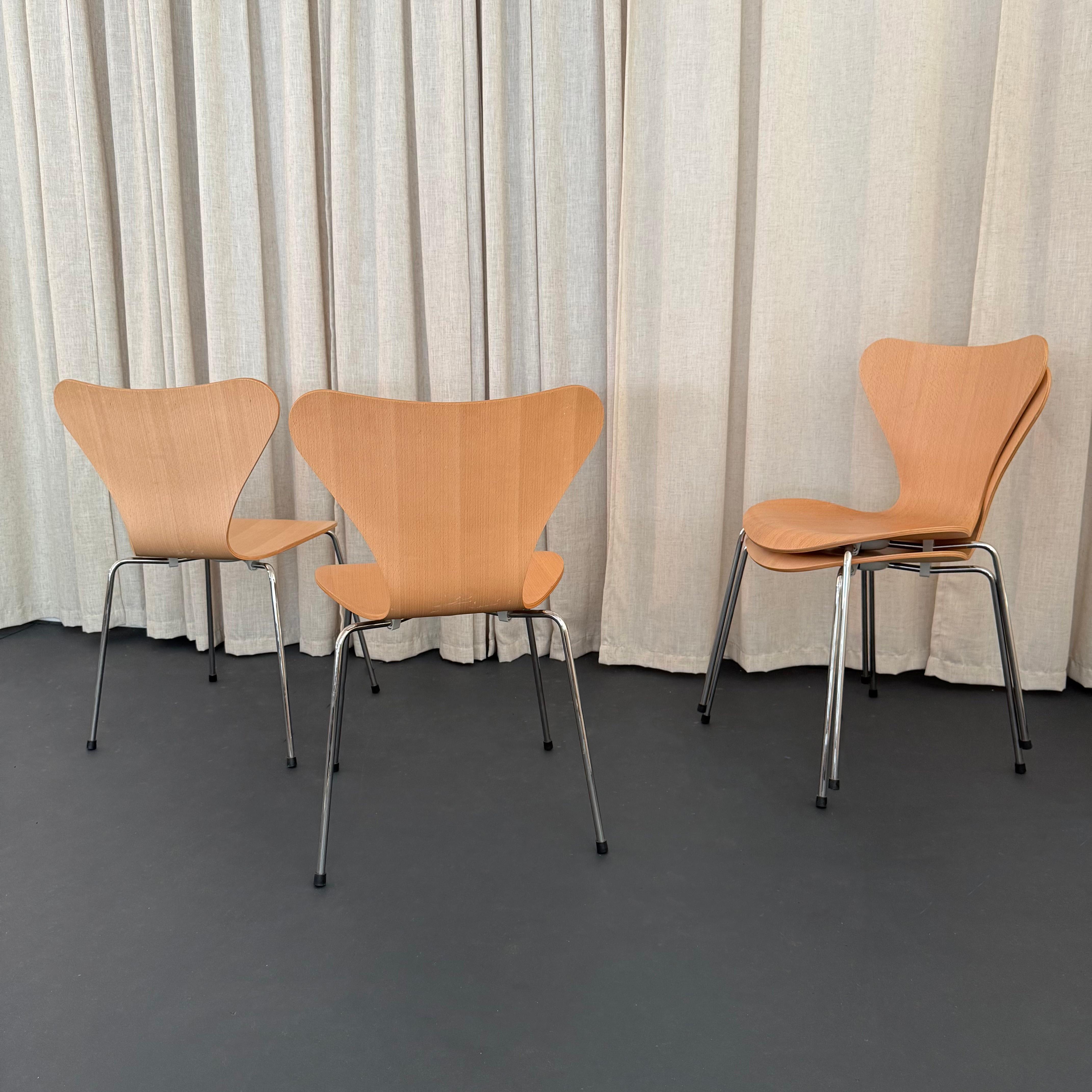 Acciaio Set di quattro sedie Arne Jacobsen Serie 7 in Beeche per Fritz Hansen Model No. 3107 in vendita