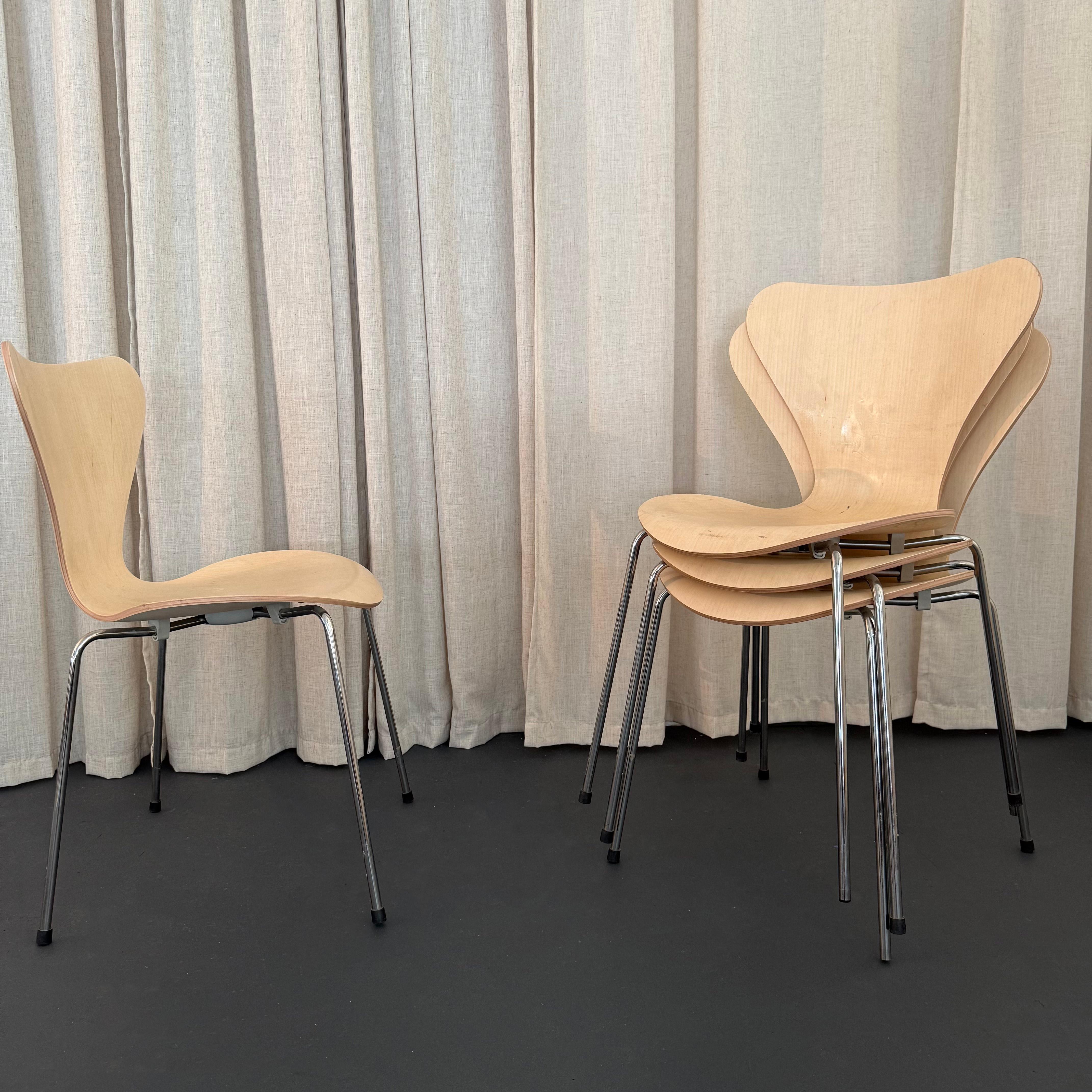 Scandinave moderne Ensemble de quatre chaises Arne Jacobsen en érable de la série 7 pour Fritz Hansen Model No. 3107 en vente
