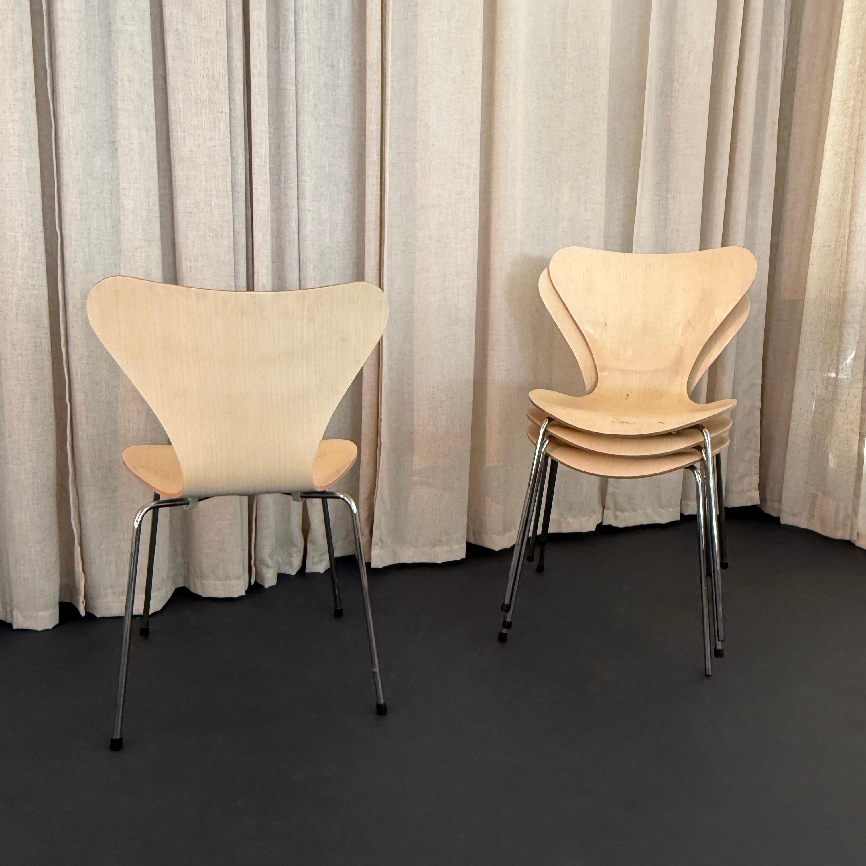 Blanchi Ensemble de quatre chaises Arne Jacobsen en érable de la série 7 pour Fritz Hansen Model No. 3107 en vente