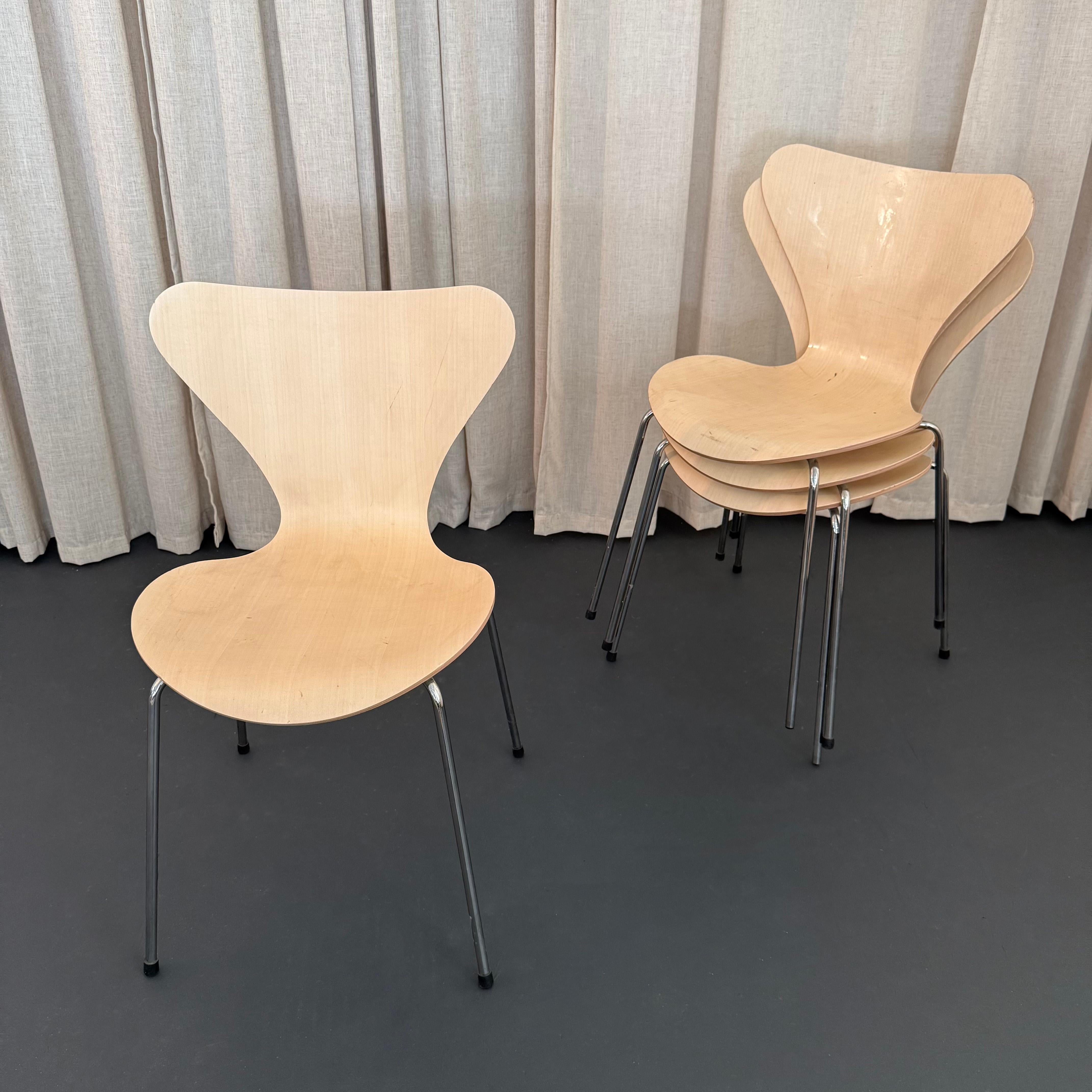 Ensemble de quatre chaises Arne Jacobsen en érable de la série 7 pour Fritz Hansen Model No. 3107 Bon état - En vente à Brooklyn, NY