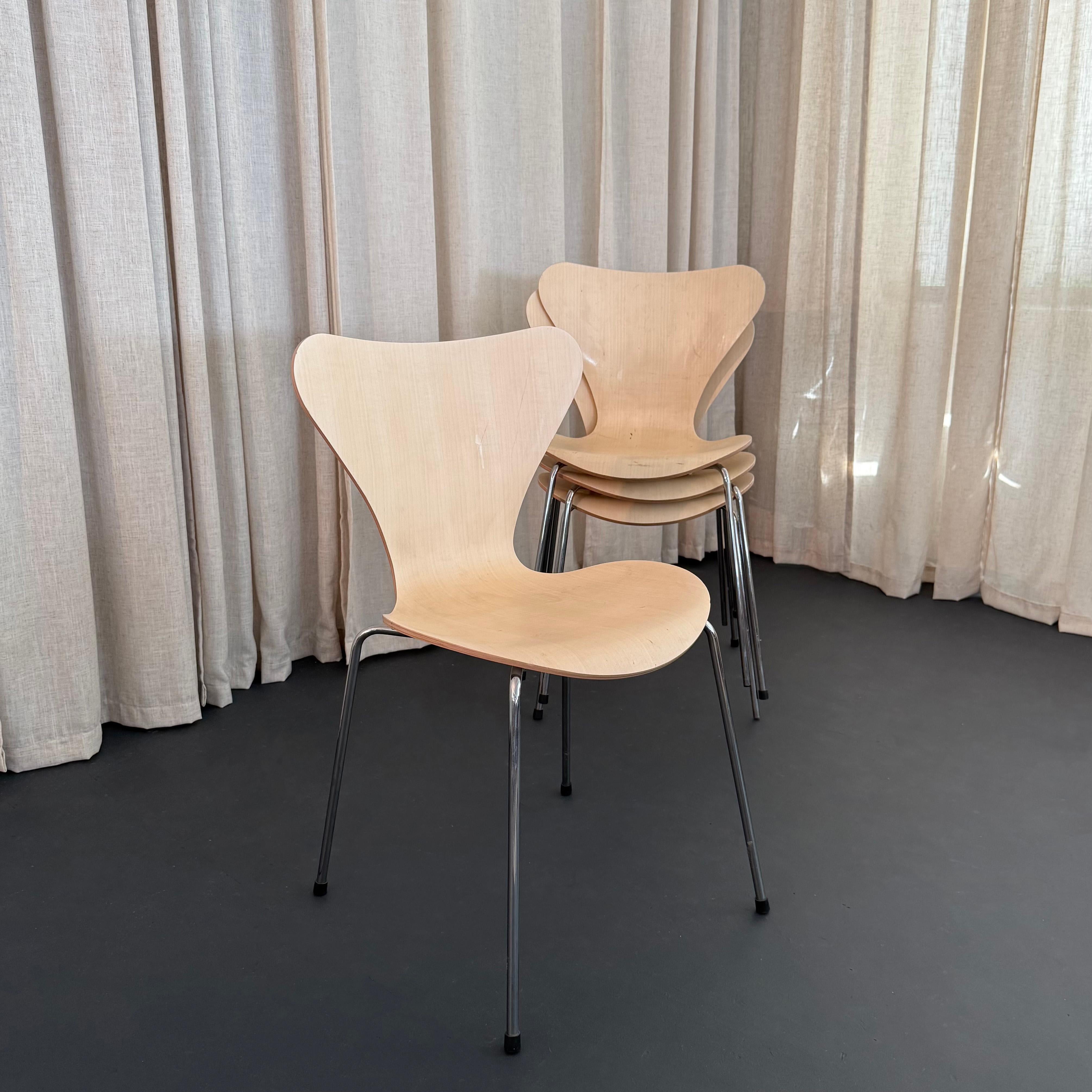 XXIe siècle et contemporain Ensemble de quatre chaises Arne Jacobsen en érable de la série 7 pour Fritz Hansen Model No. 3107 en vente