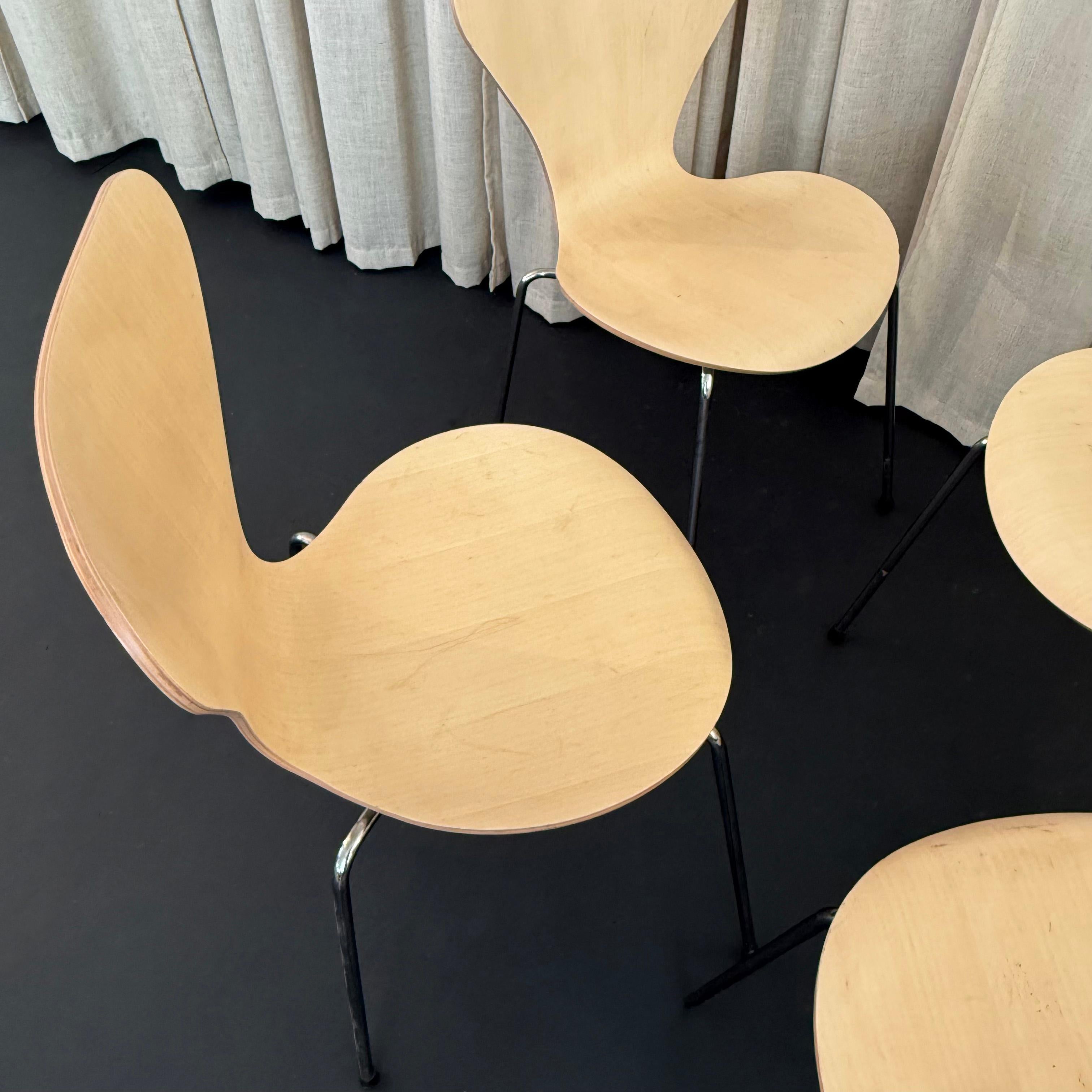 Acier Ensemble de quatre chaises Arne Jacobsen en érable de la série 7 pour Fritz Hansen Model No. 3107 en vente