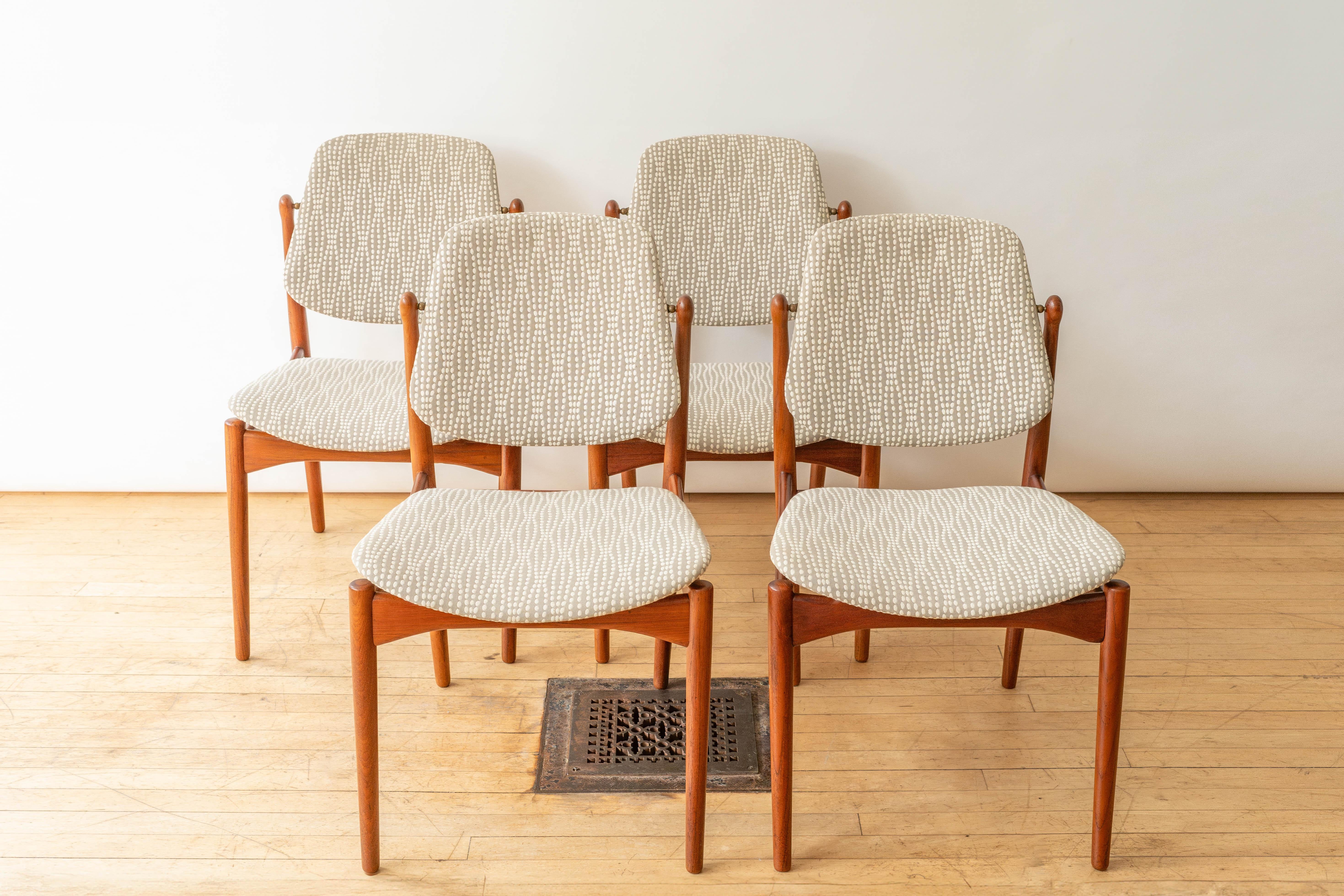 Danimarca, circa anni '50. Uno scarso set di quattro sedie da pranzo Model No. 203 di Arne Vodder per France & Daverkosen. Ciascuna di esse presenta una solida struttura in teak con un design ergonomico e dettagli curati. Lo schienale imbottito e