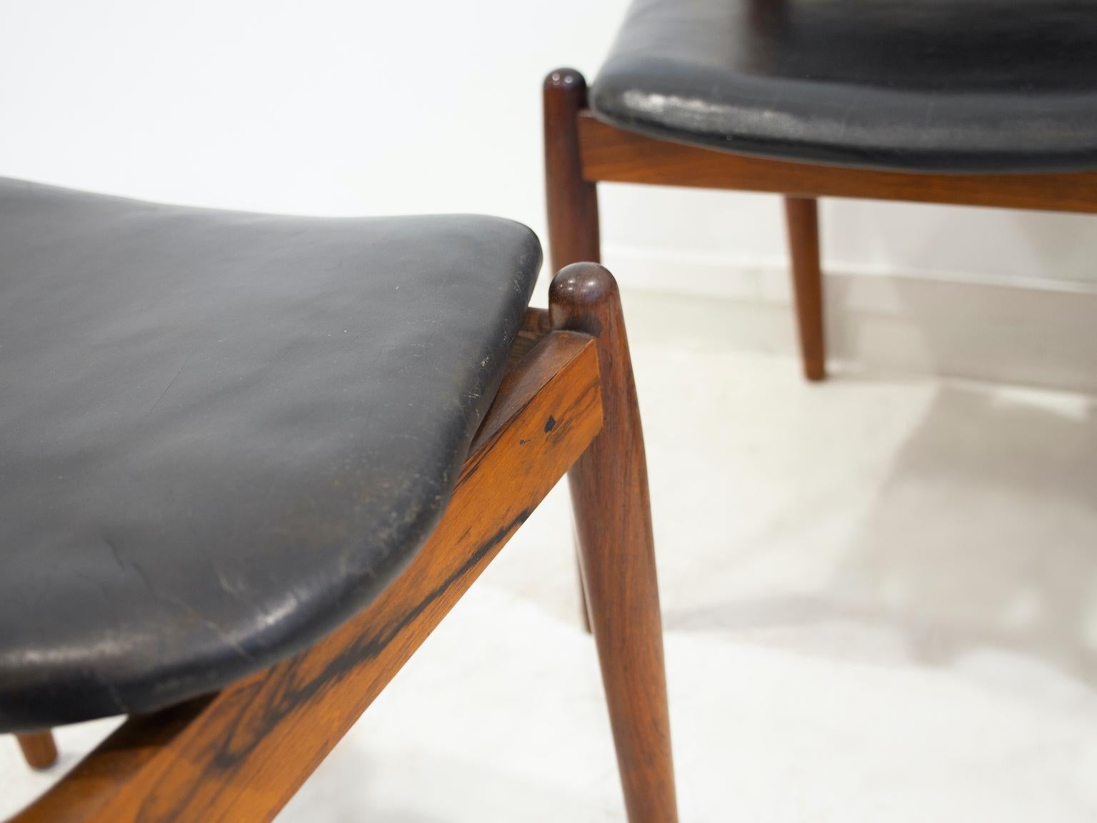 Set di quattro sedie Arne Vodder in legno duro e pelle nera in vendita 3