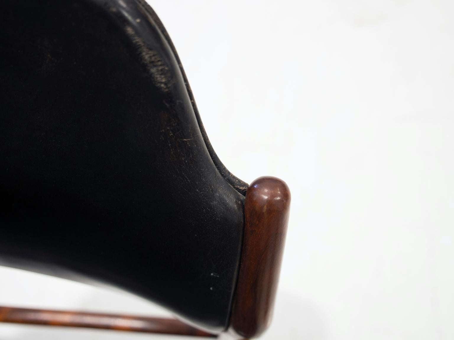 Set di quattro sedie Arne Vodder in legno duro e pelle nera in vendita 6