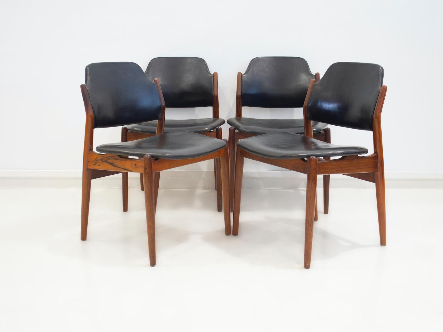 Set di quattro sedie in legno duro Arne Vodder, modello 462. Seduta e schienale rivestiti in pelle nera con una certa patina dovuta all'età e all'uso. Prodotto in Danimarca da Sibast Furniture. Le sedie presentano un design senza tempo con uno