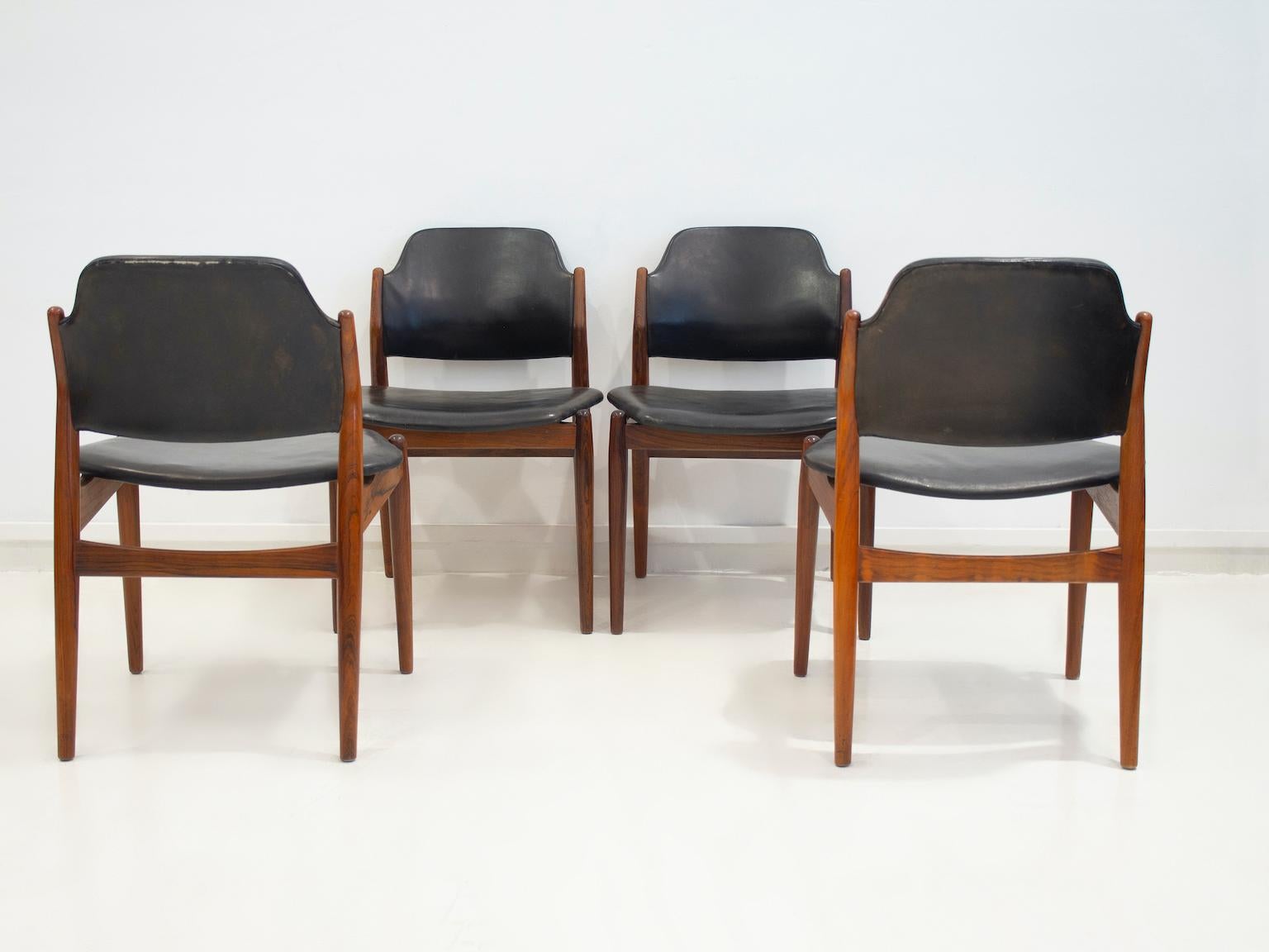 Set di quattro sedie Arne Vodder in legno duro e pelle nera In condizioni buone in vendita a Madrid, ES