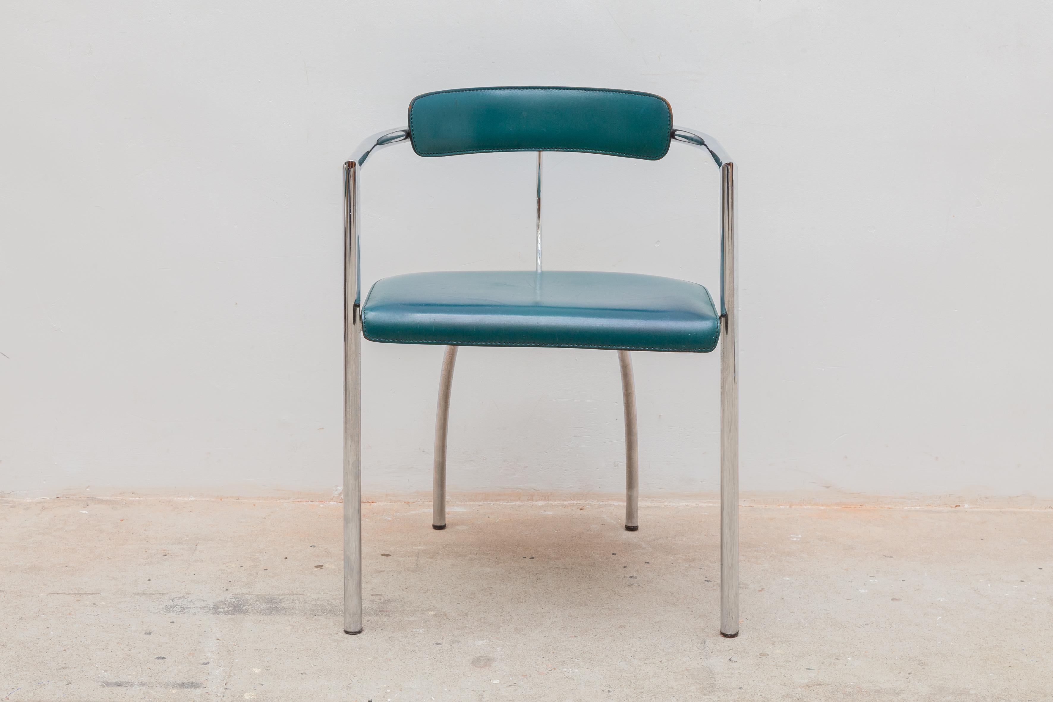 Satz von vier italienischen Stühlen aus verchromtem Stahl und grünem Leder, 1970er Jahre. Arrben Lederstühle alle vier in original gutem Zustand, bequemer Sitz.
