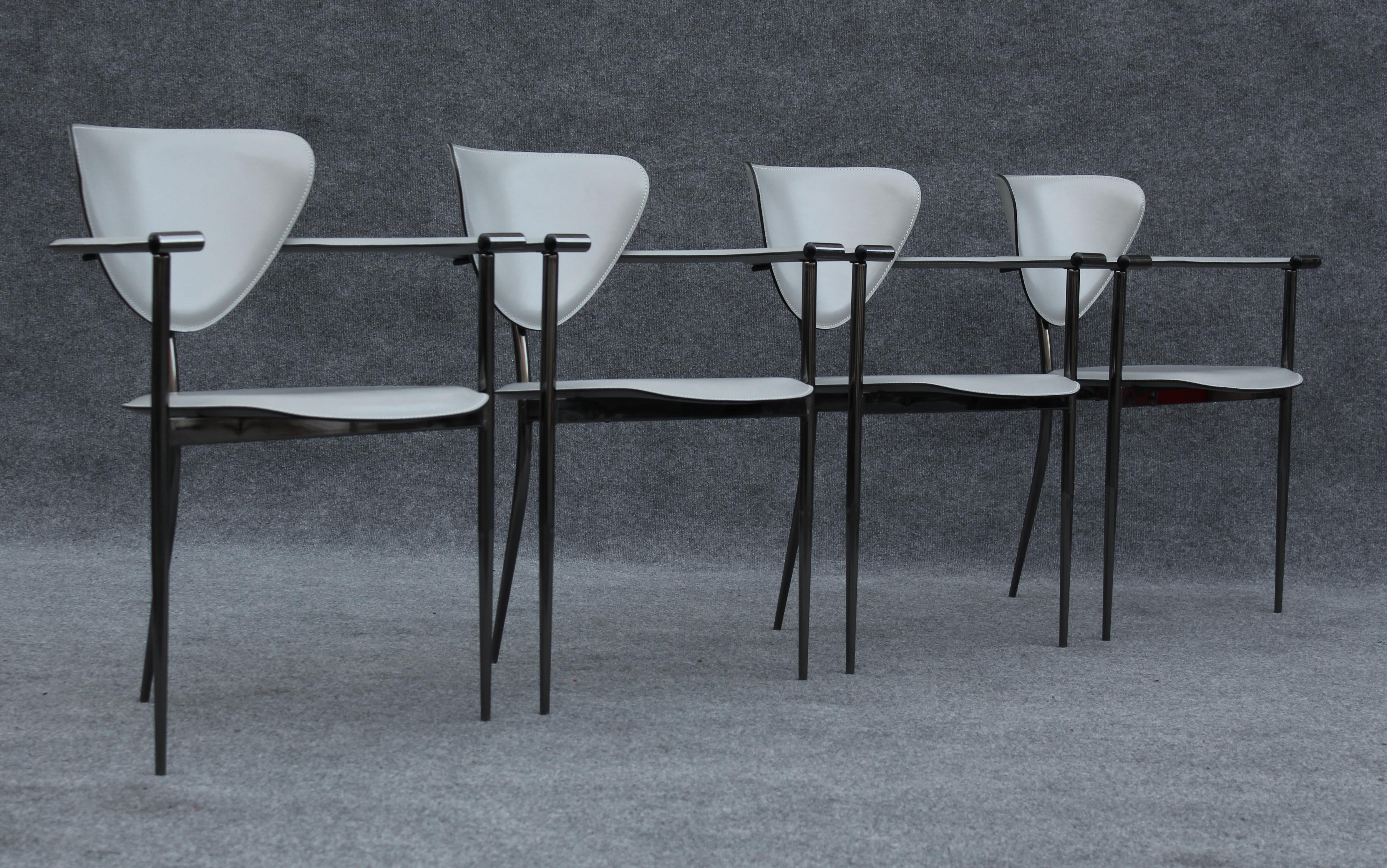 Ensemble de quatre chaises Arrben 'Marilyn' en cuir gris et chrome noir Made in Italy en vente 3