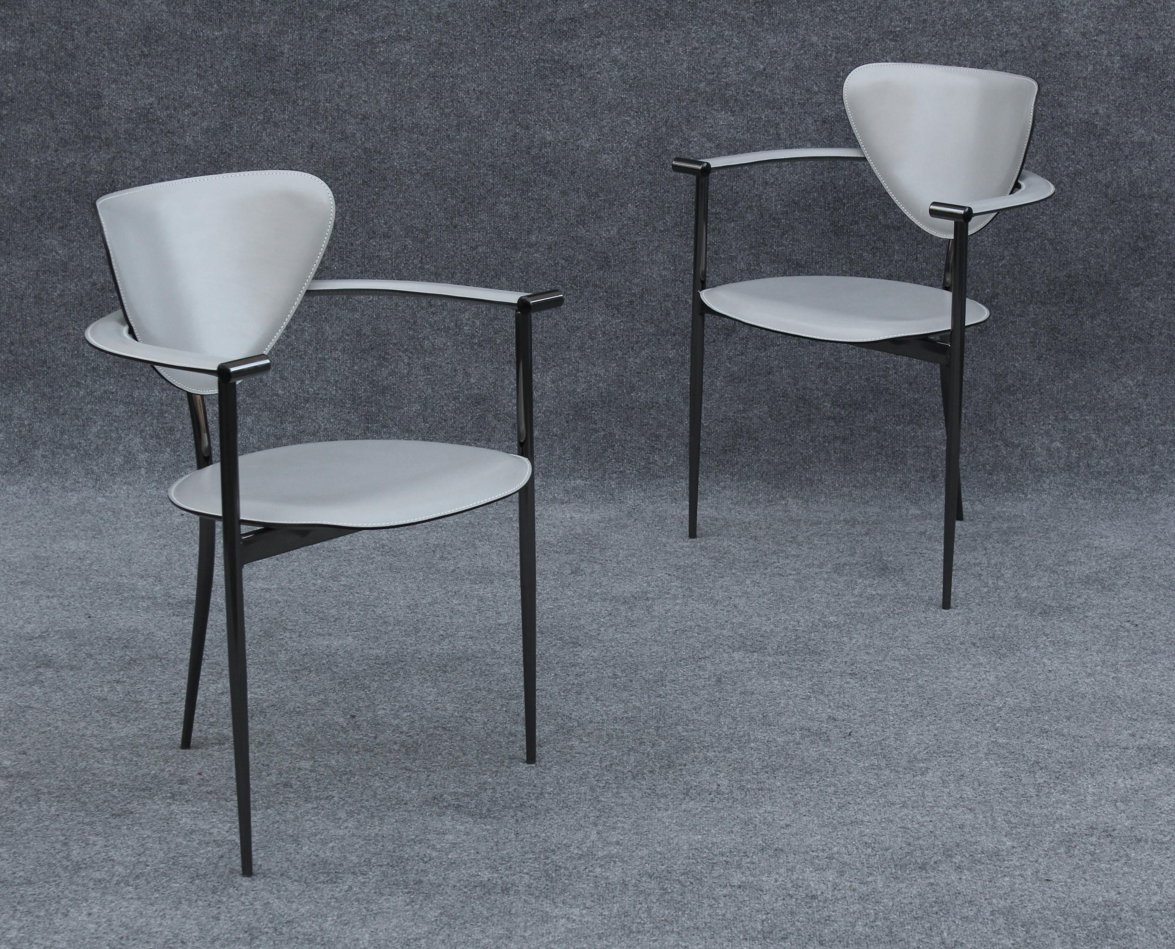 Ensemble de quatre chaises Arrben 'Marilyn' en cuir gris et chrome noir Made in Italy en vente 4