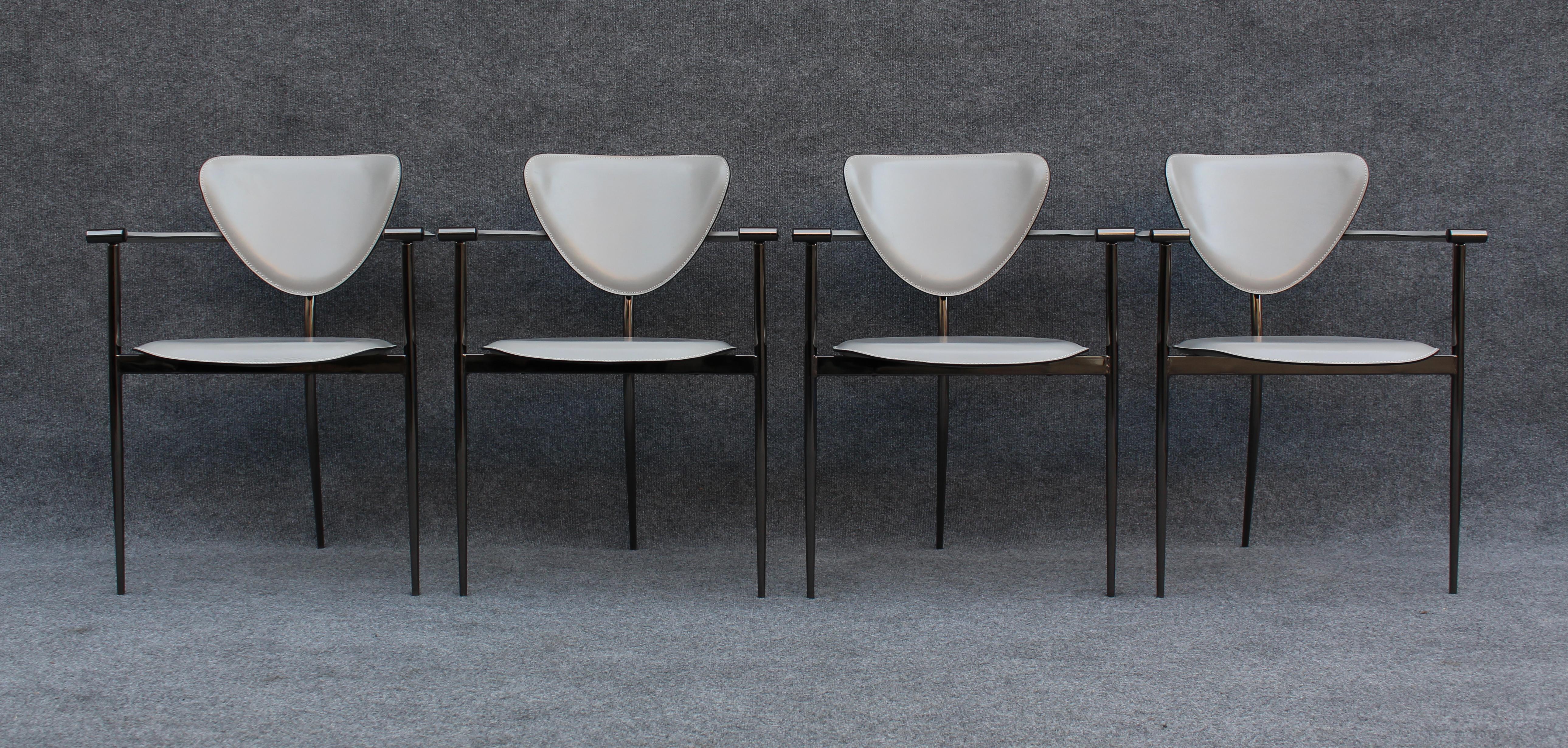 Postmoderne Ensemble de quatre chaises Arrben 'Marilyn' en cuir gris et chrome noir Made in Italy en vente
