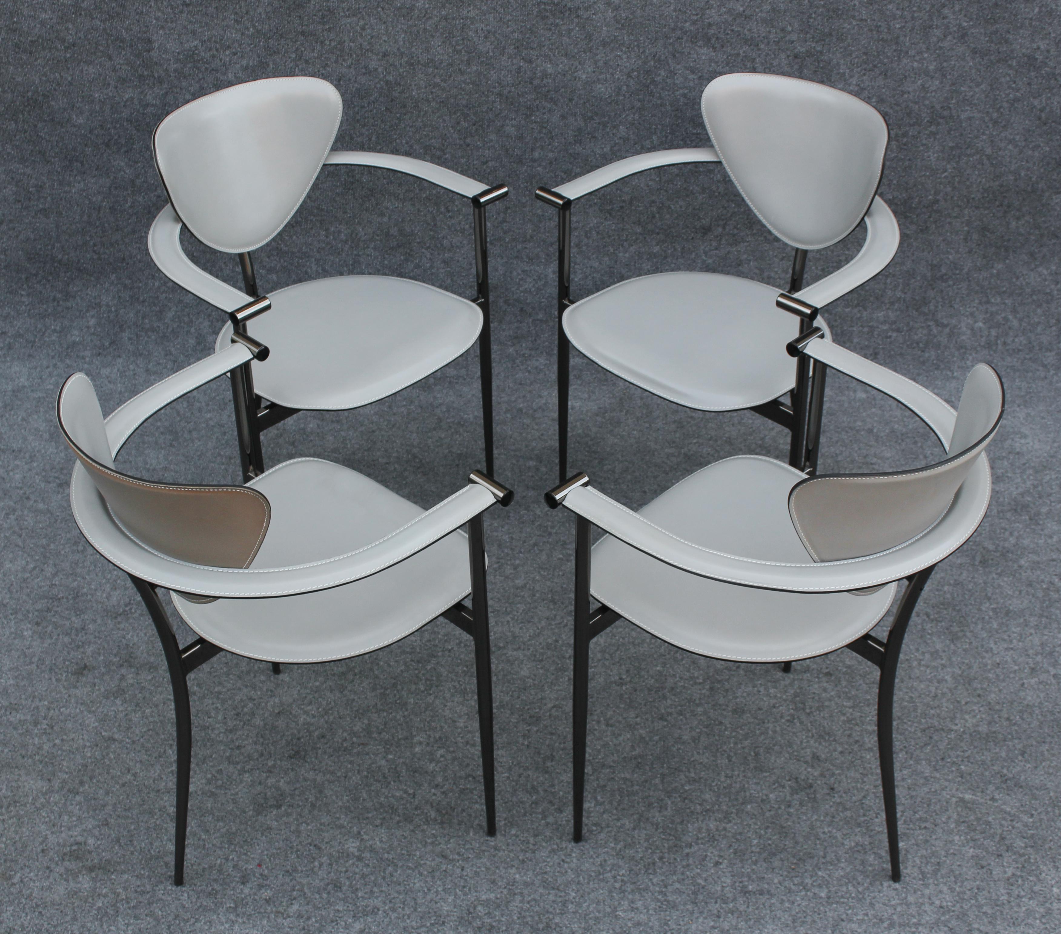 italien Ensemble de quatre chaises Arrben 'Marilyn' en cuir gris et chrome noir Made in Italy en vente