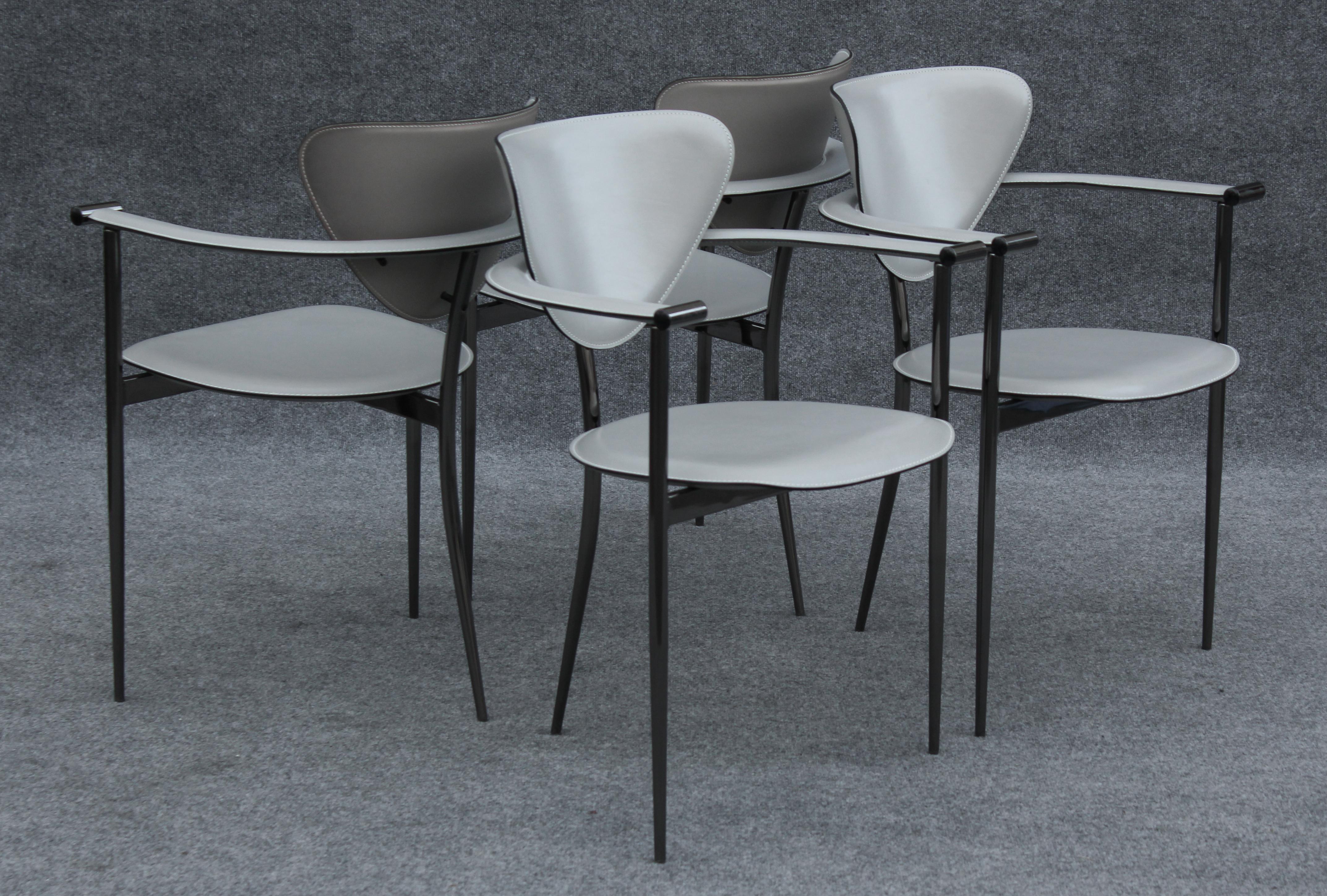 Ensemble de quatre chaises Arrben 'Marilyn' en cuir gris et chrome noir Made in Italy Bon état - En vente à Philadelphia, PA