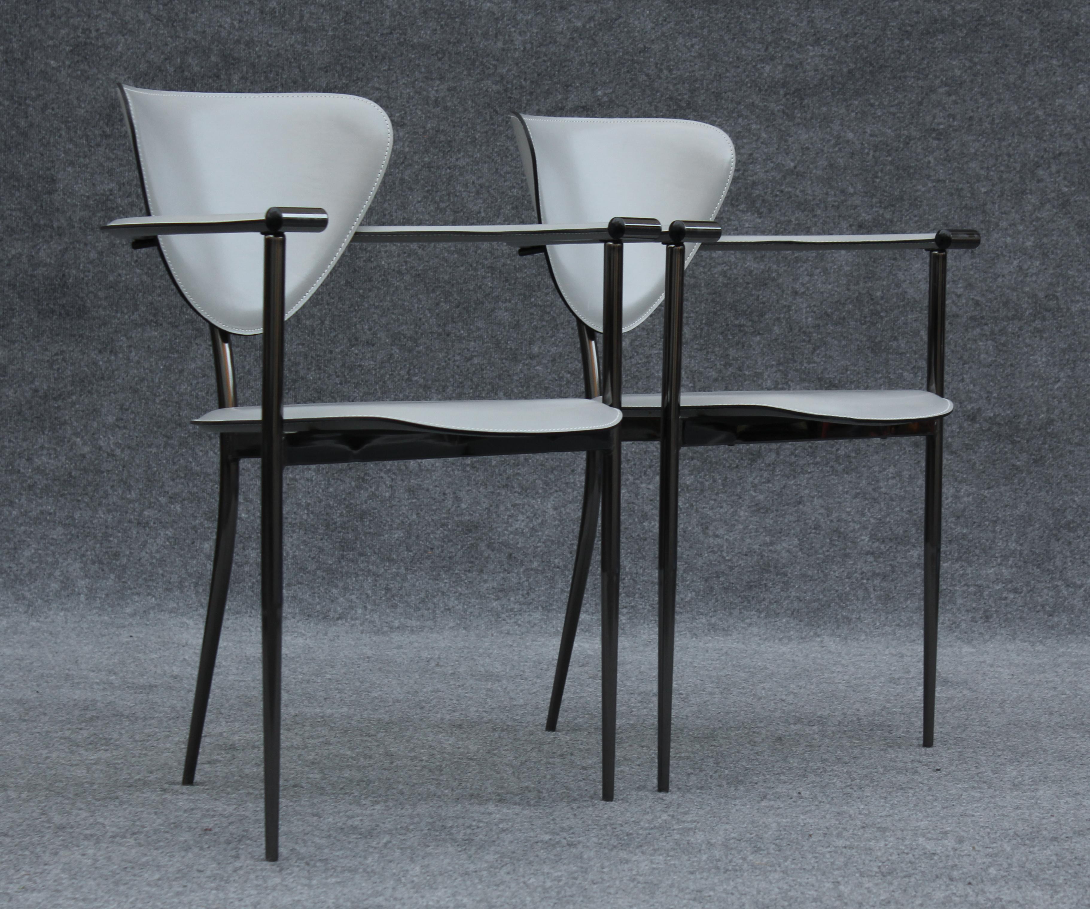 Ensemble de quatre chaises Arrben 'Marilyn' en cuir gris et chrome noir Made in Italy en vente 1