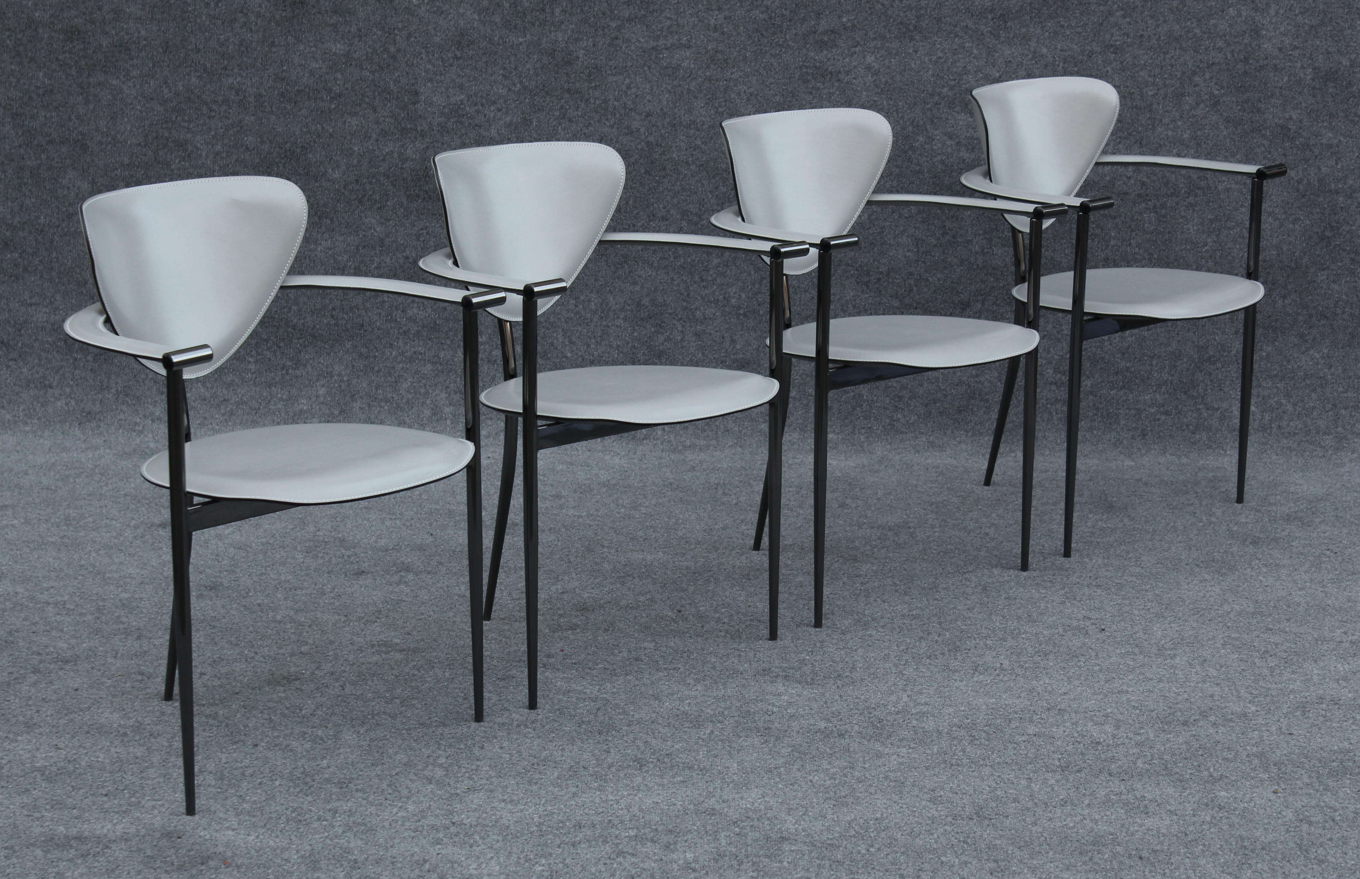 Ensemble de quatre chaises Arrben 'Marilyn' en cuir gris et chrome noir Made in Italy en vente 2