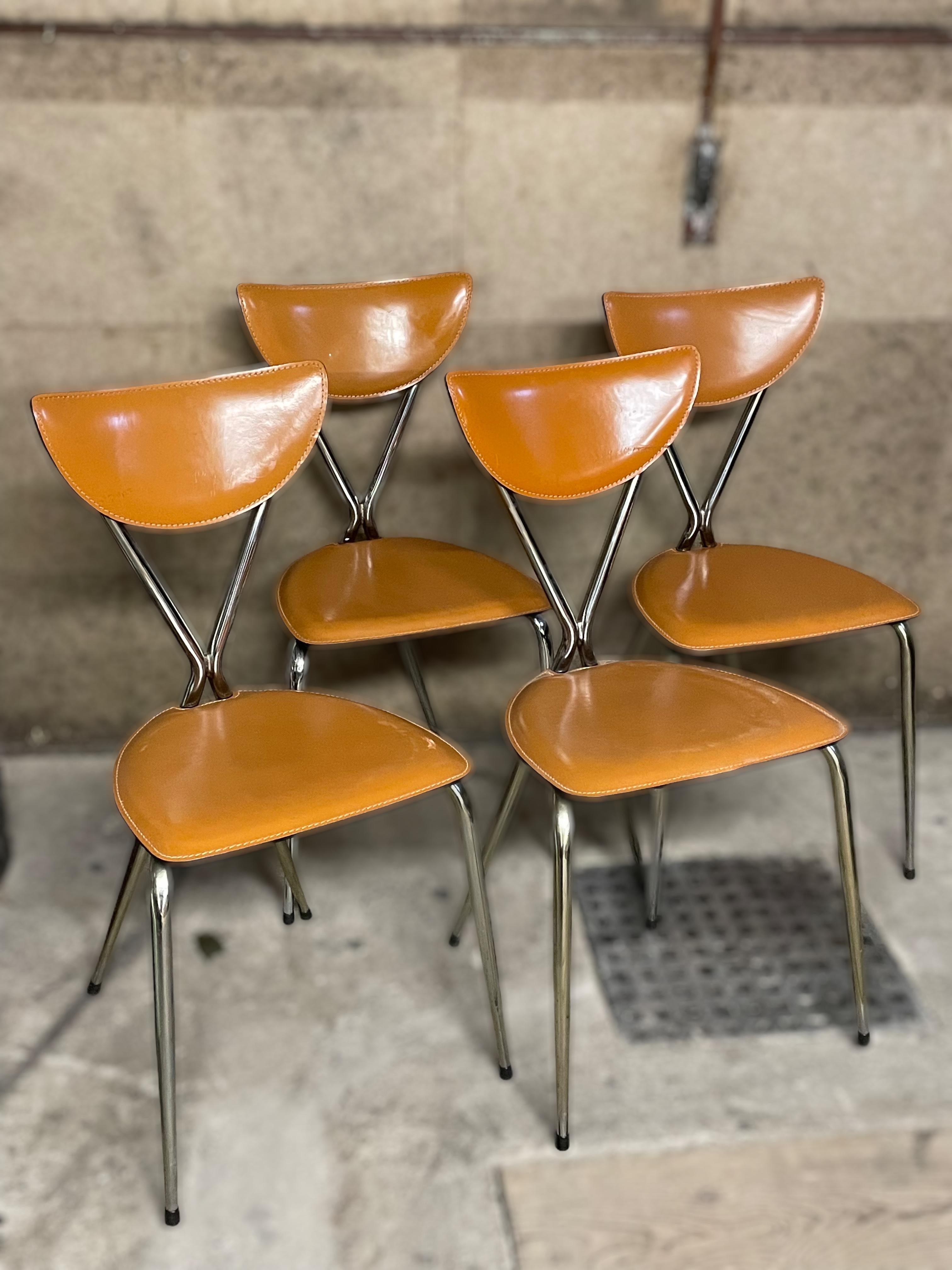 A gorgeous set of four ‘Stiletto’ dining chairs. It is the Arrben Modell Bernardina in Tan or Cognac Leather. Marked with manufactory mark. In used and still very good condition. A nice addition to your Kitchen or Dining Room. Please see all the
