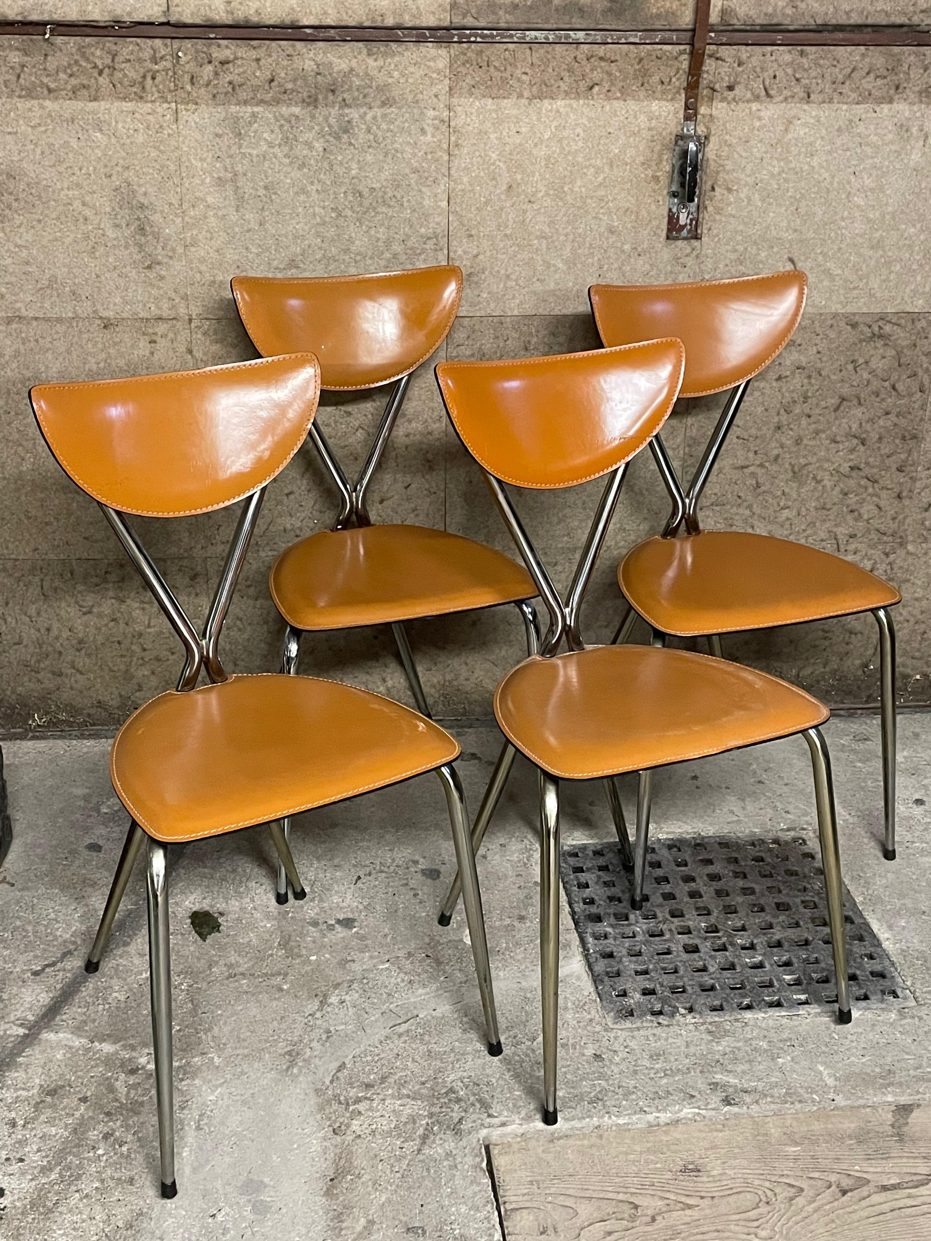 Mid-Century Modern Ensemble de quatre chaises de salle à manger Arrben of Italy en cuir cognac et cadre chromé en vente