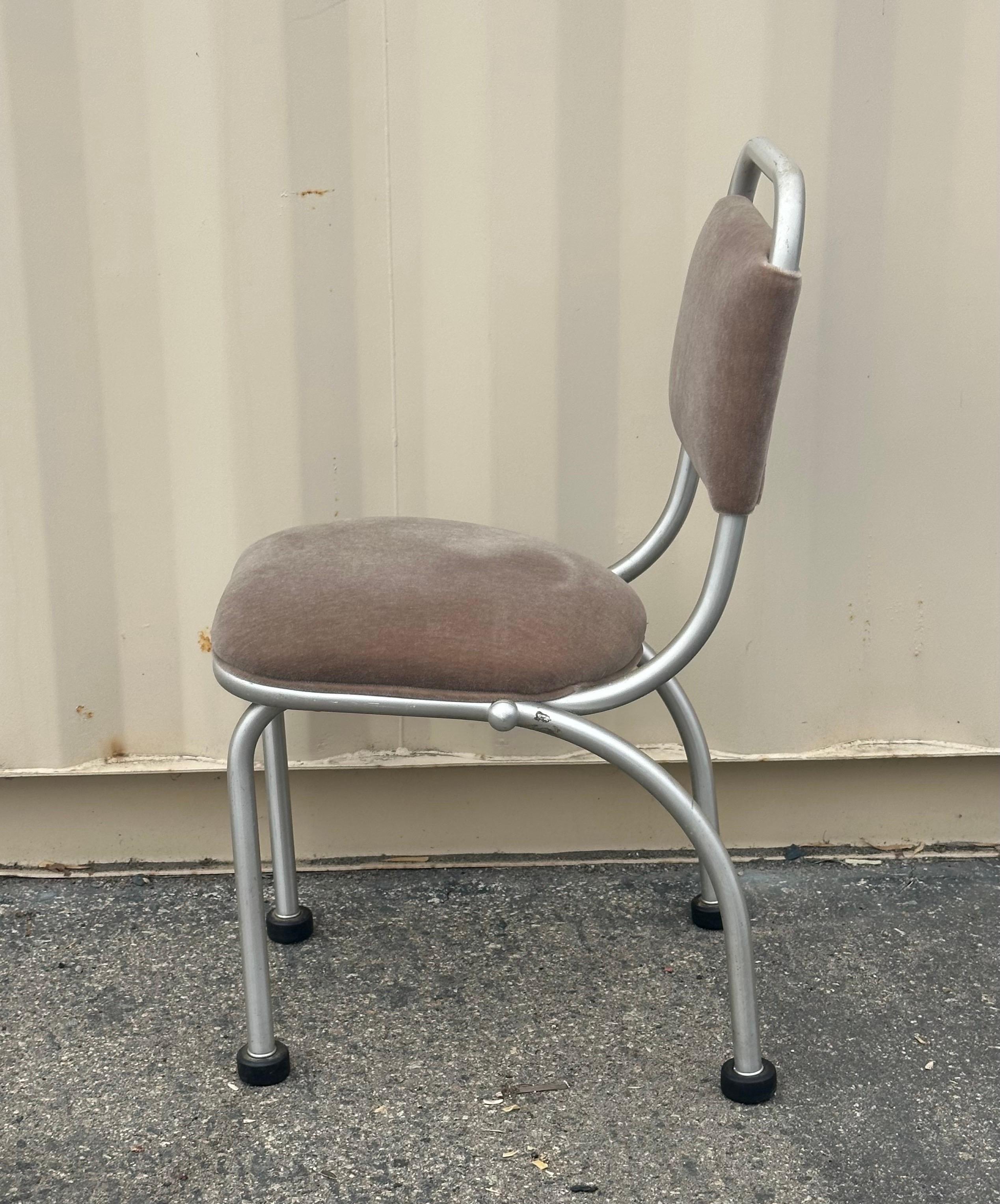 Set di quattro sedie da pranzo Art Deco in alluminio e mohair di Warren McArthur - Rare in vendita 4