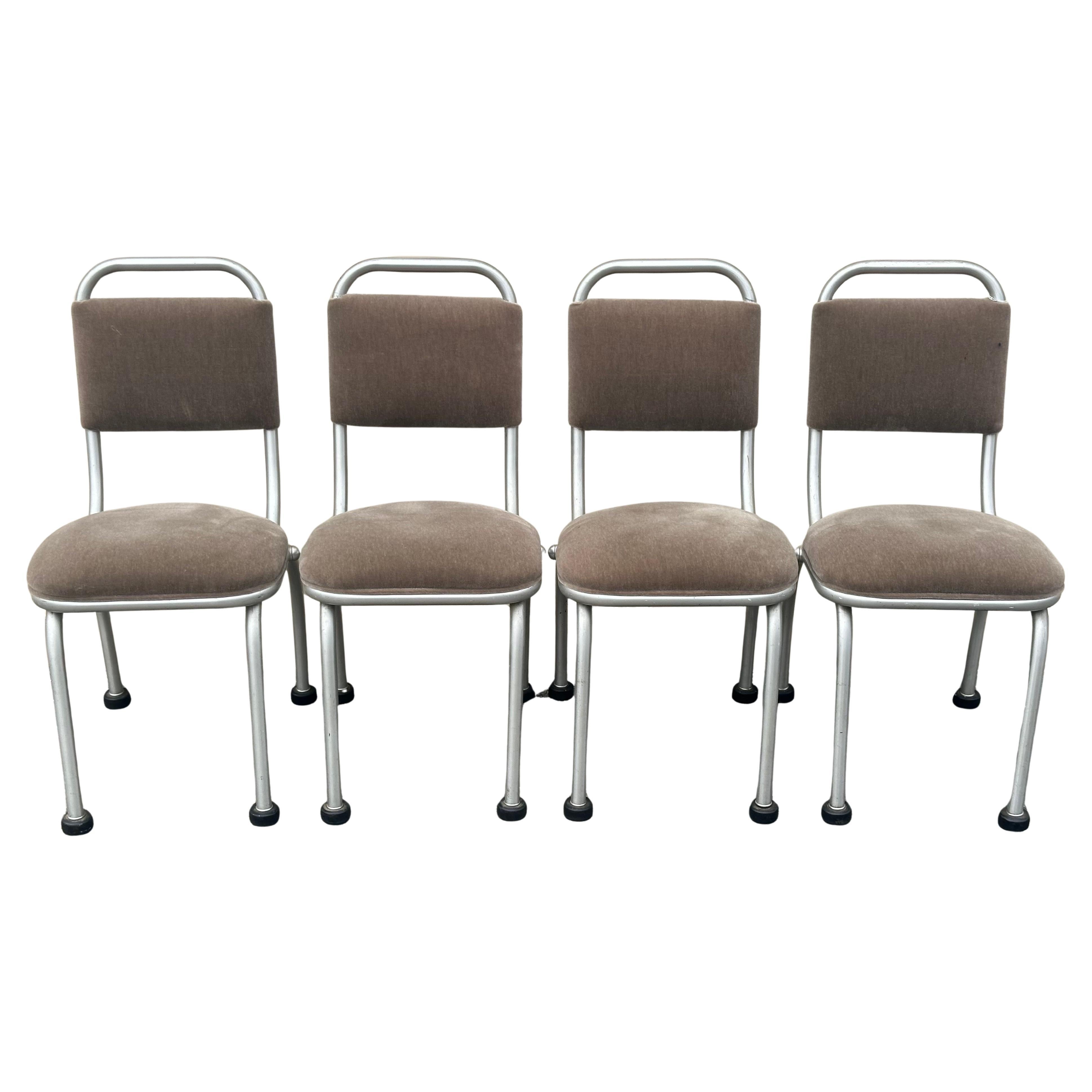 Rarissimo set di quattro sedie da pranzo art déco in alluminio e mohair con piedini a disco da hockey di Warren McArthur, risalenti alla fine degli anni Trenta. La struttura e i piedi della sedia sono in condizioni originali da discrete a buone