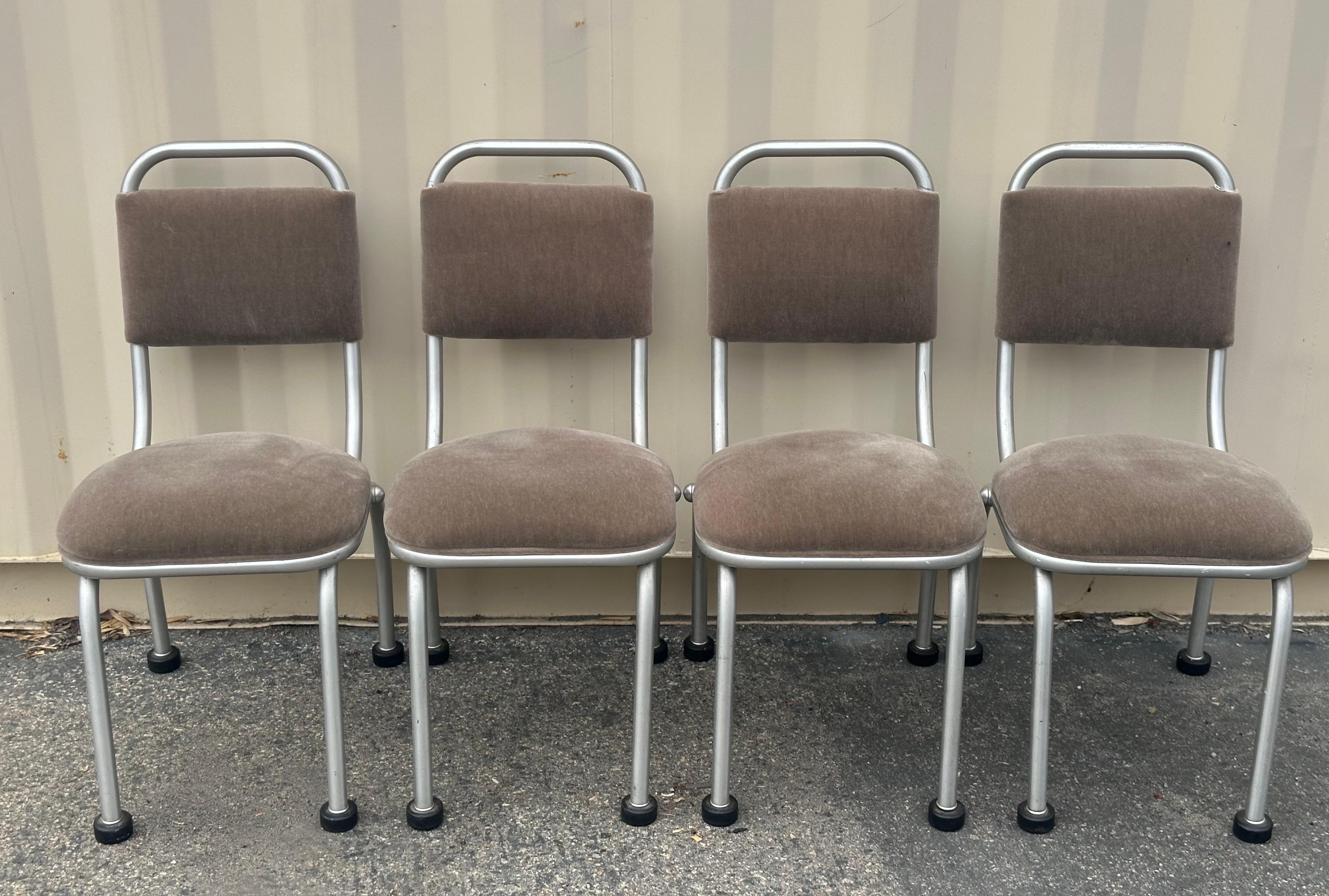 XX secolo Set di quattro sedie da pranzo Art Deco in alluminio e mohair di Warren McArthur - Rare in vendita