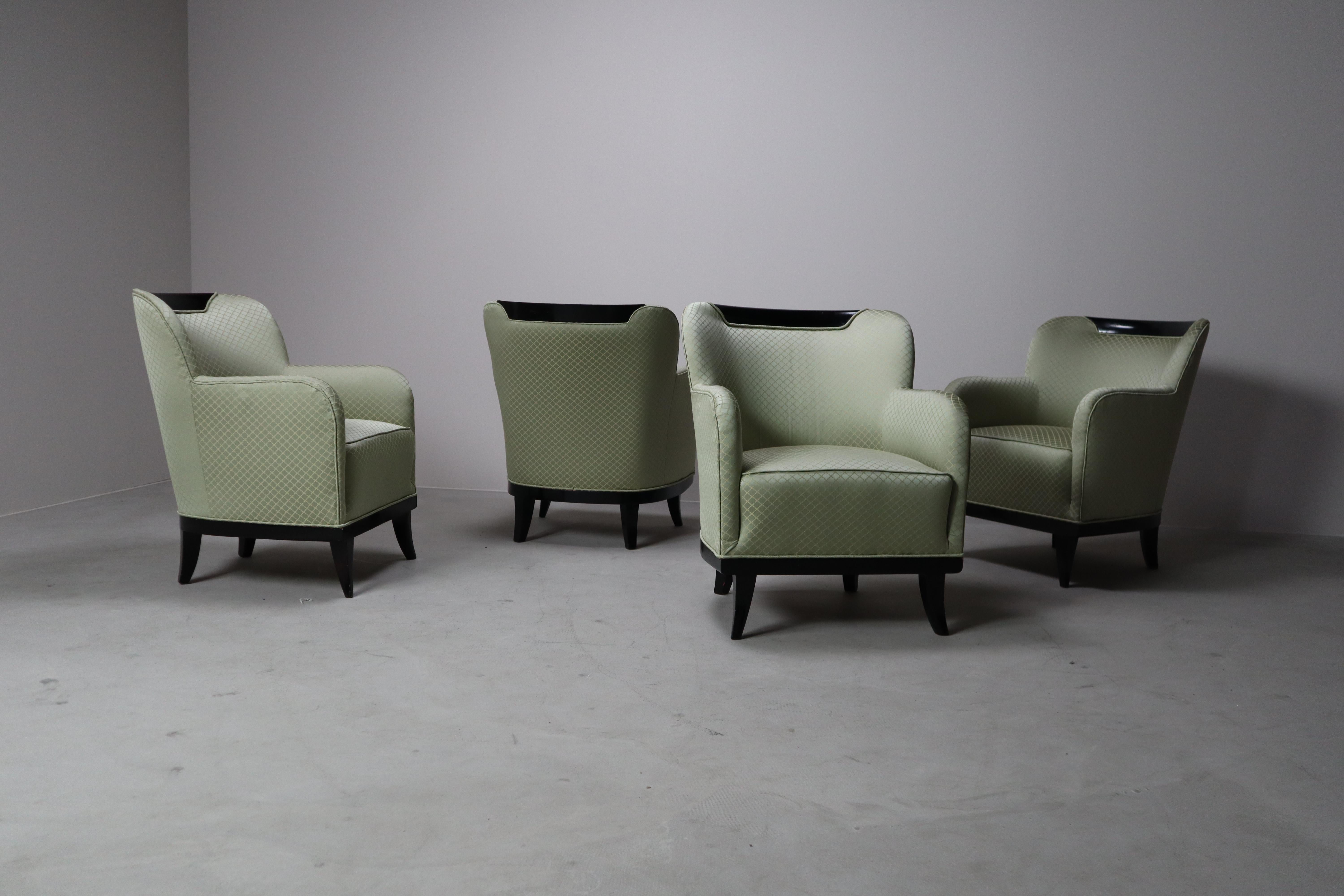 Scopri questo bellissimo set di quattro poltrone Art Déco, un esempio di raffinata eleganza e maestria artigianale degli anni '30-'50. Con il loro autentico design Art Déco, caratterizzato da linee raffinate e forme classiche, queste poltrone
