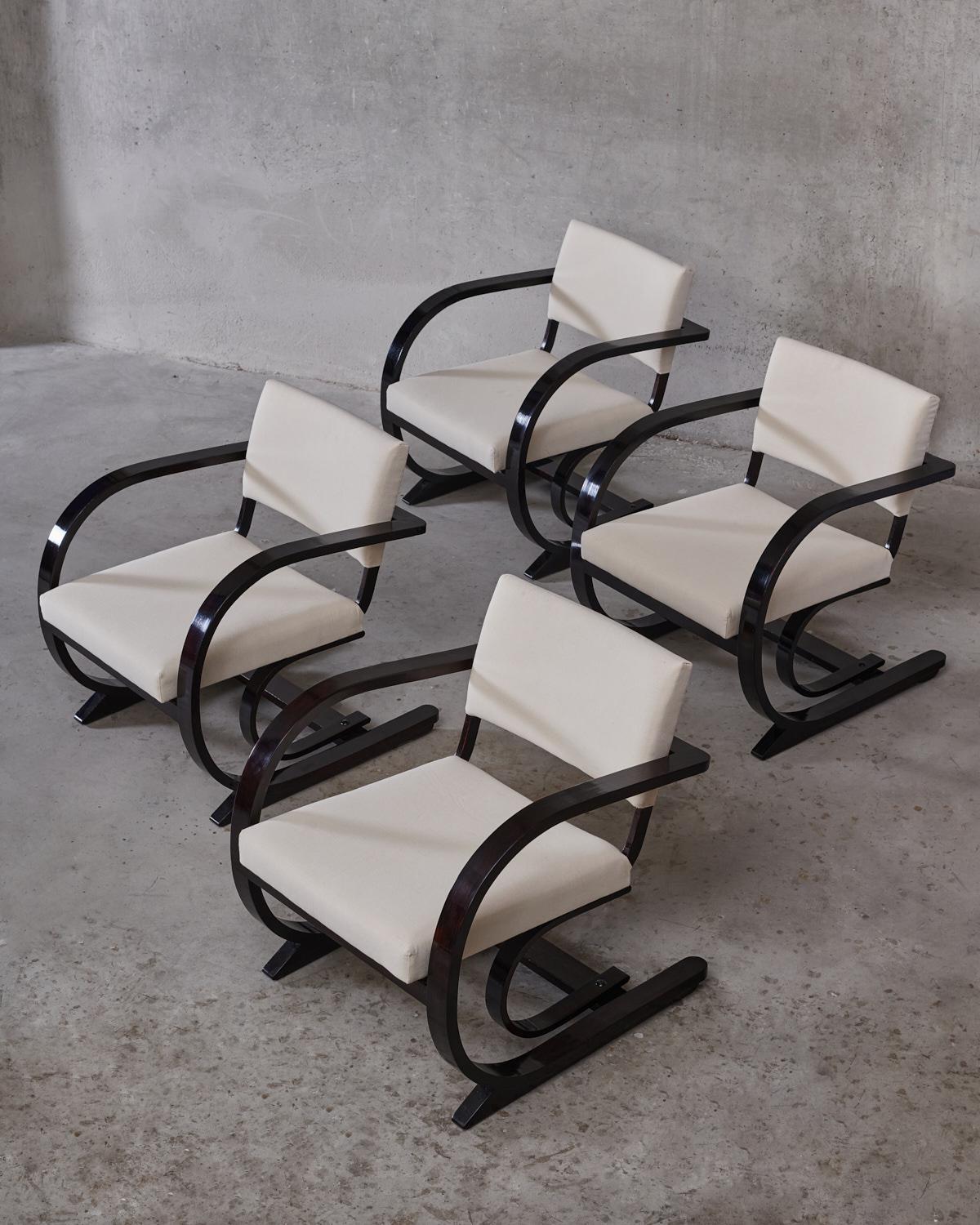 Bas Van Pelt, un ensemble de quatre fauteuils Art Déco / début du milieu du siècle, structure en chêne teinté en bois de rose avec une nouvelle tapisserie, fabriqués aux Pays-Bas vers 1940.
Ce fauteuil a été conçu par Bas Van Pelt et fabriqué aux