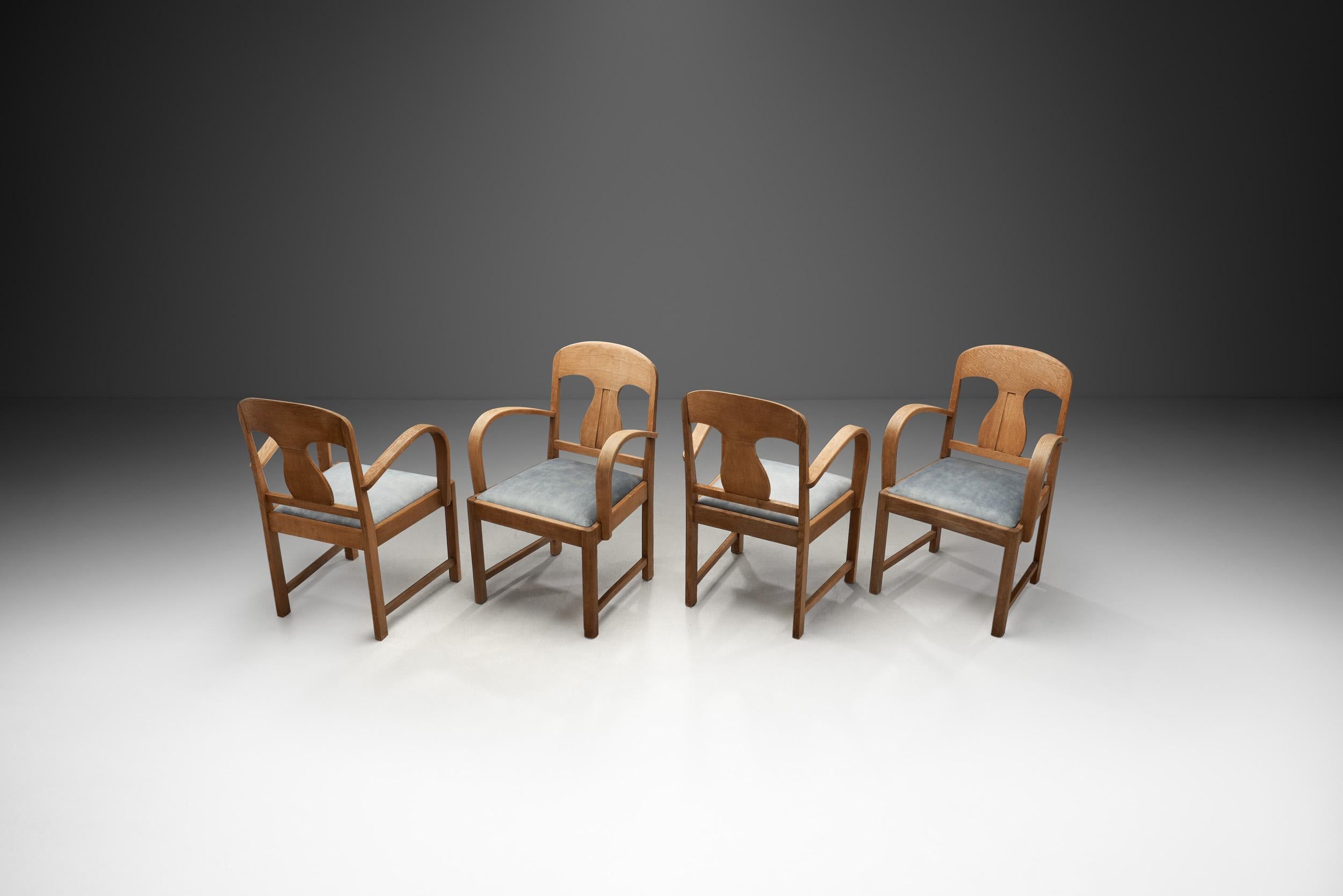 Questo set di quattro sedie da pranzo illustra la vivace epoca del design Art Déco, un periodo di creatività e spirito innovativo senza pari. L'accattivante miscela di geometrie audaci e proporzioni eleganti si traduce in un'unione armoniosa di