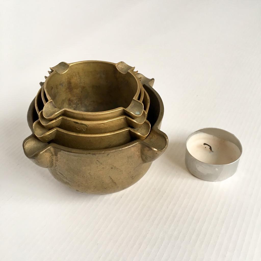 Set of four Art Deco German brass ashtrays. Measures: H 5.5/5/4.3/4 cm
D 10/8.5/7.5/7 cm.

 