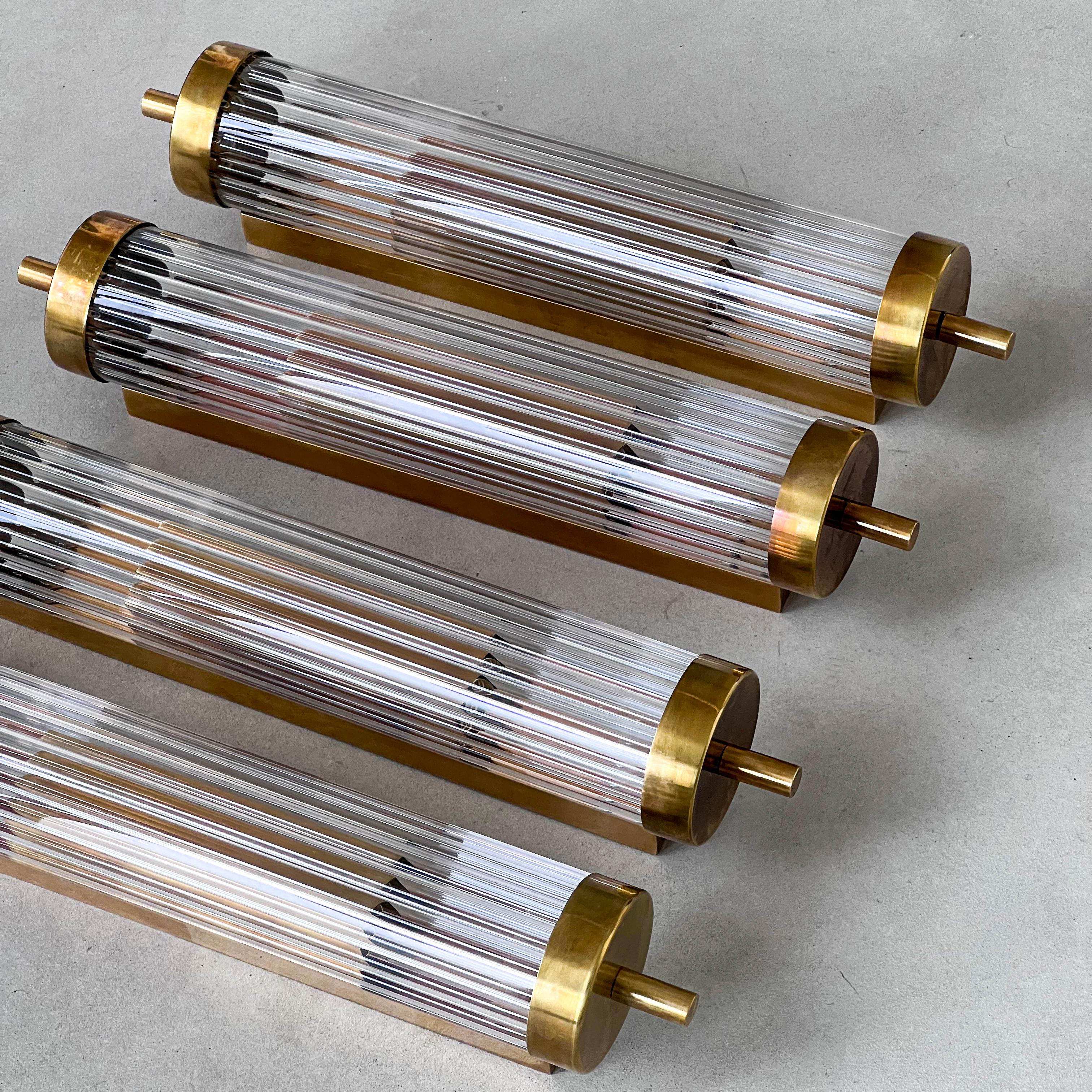 Set of Four Art Deco Wall Sconces in Brass and Fluted Glass, Chic Lighting  In New Condition For Sale In Milano, IT