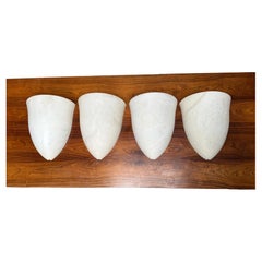 Juego de cuatro apliques de pared de alabastro blanco y menta con forma de capullo estilo Art Déco