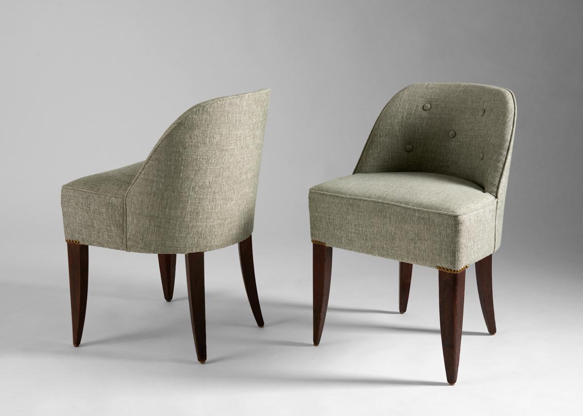 Si tratta di un set di quattro sedie a pantofola in stile Art Déco, con schienali bassi e curvi e gambe affusolate. (Due tappezzati, due in condizioni originali).