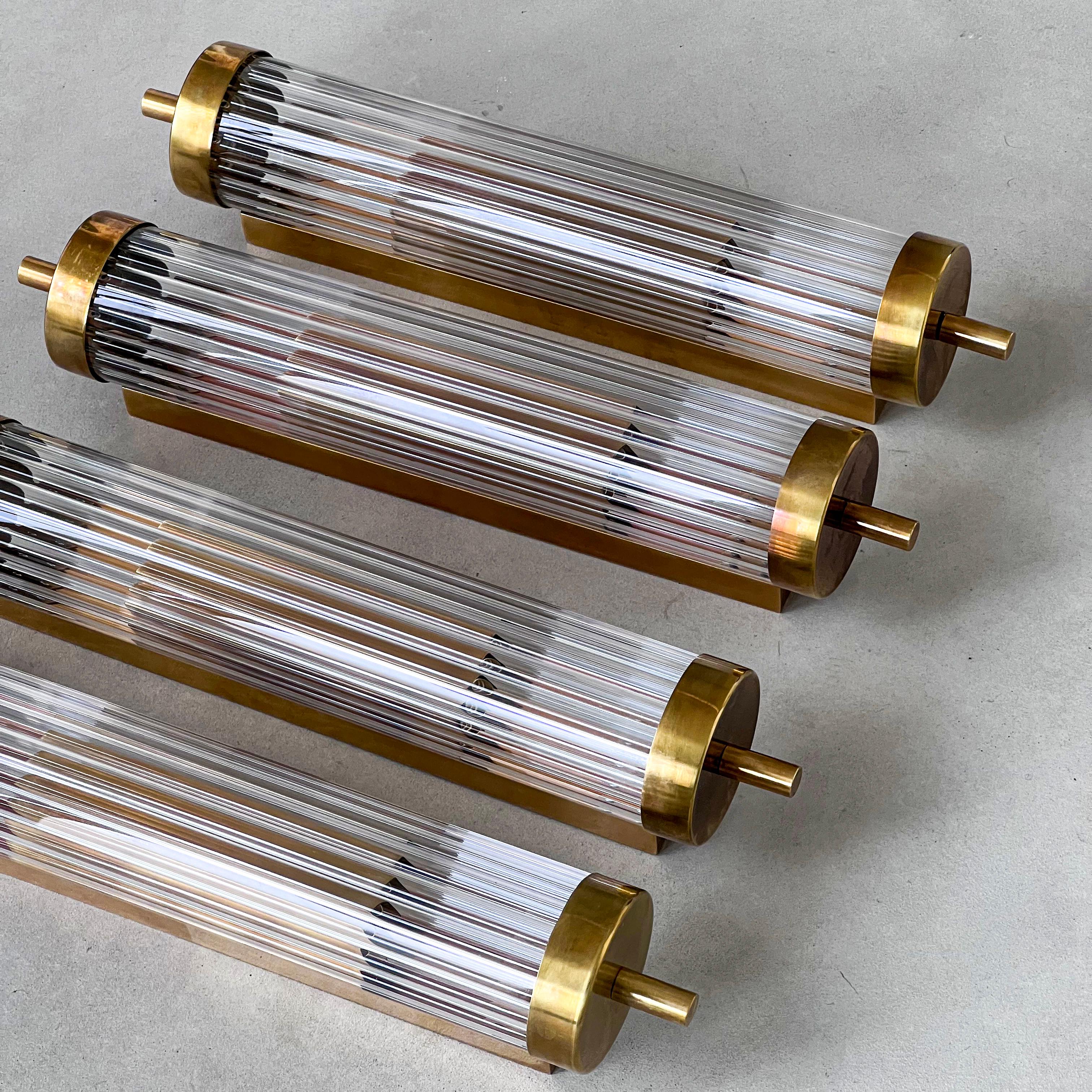 Set of Four Art Deco Wall Sconces in Brass and Fluted Glass, Chic Lighting In New Condition For Sale In Milano, IT