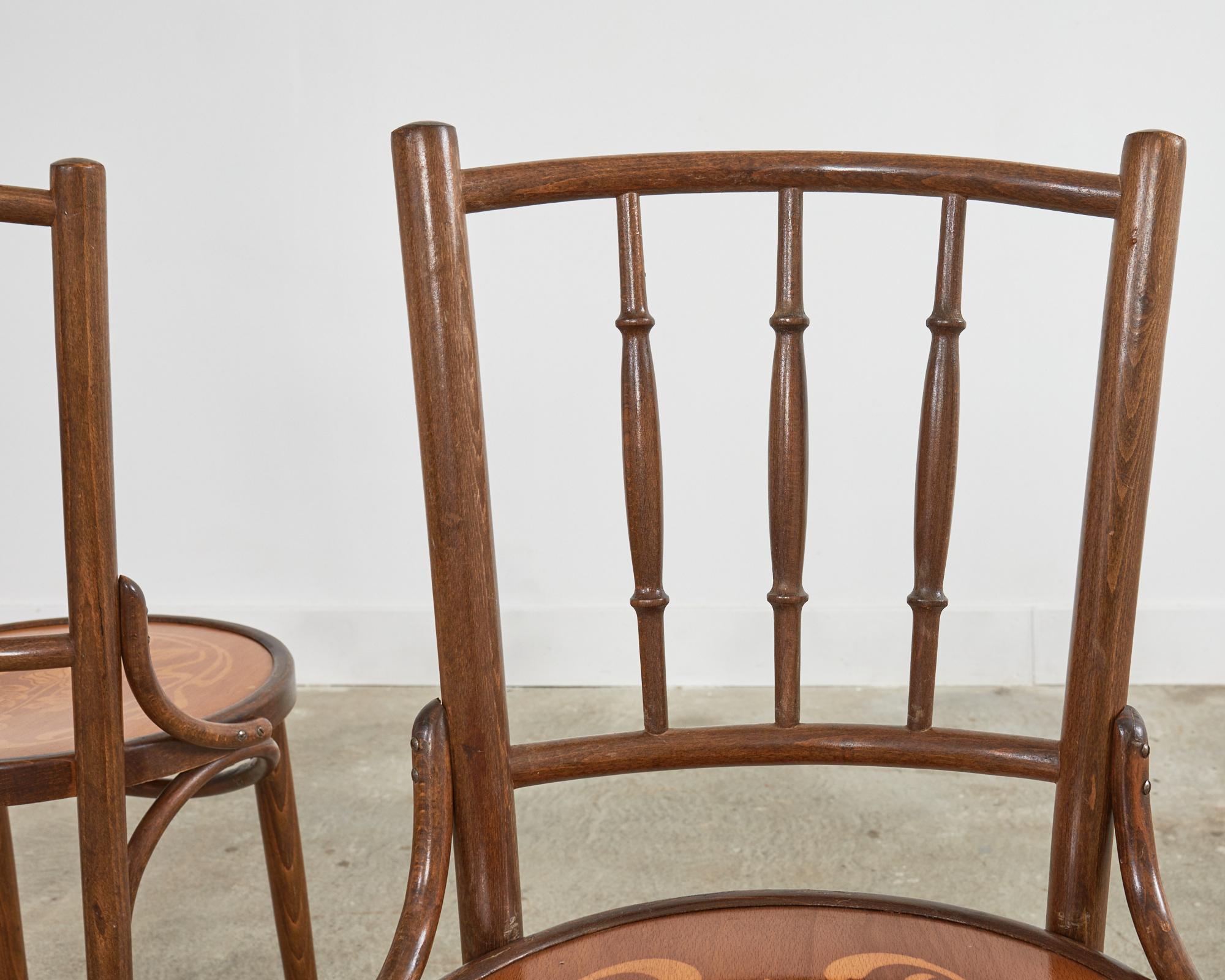 Ensemble de quatre chaises de salle à manger bistro Art Nouveau en bois cintré en vente 2