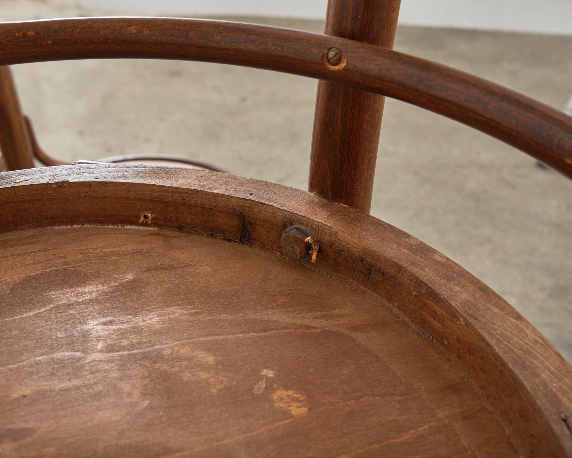 Ensemble de quatre chaises de salle à manger bistro Art Nouveau en bois cintré en vente 5