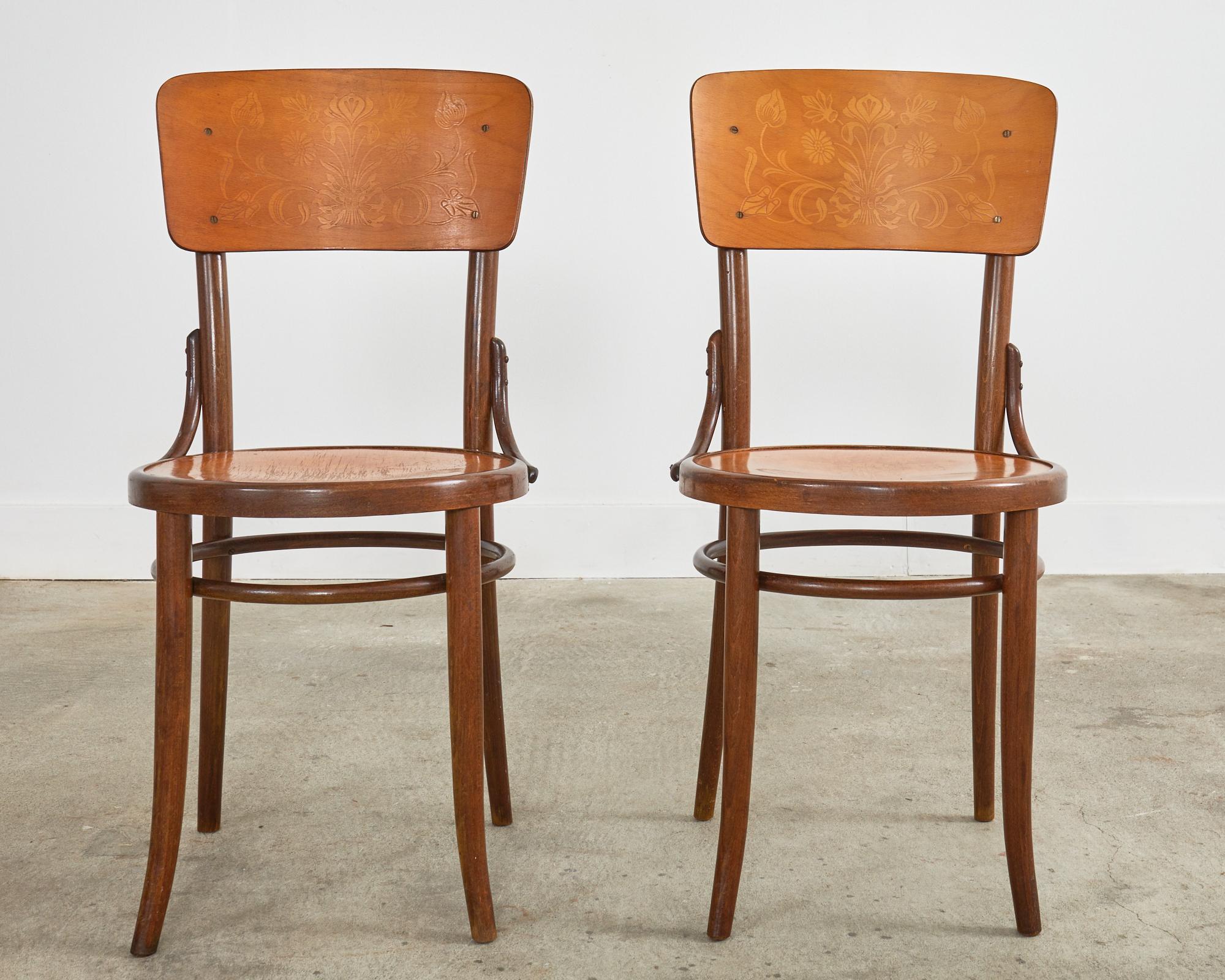 Ensemble de quatre chaises de salle à manger bistro Art Nouveau en bois cintré en vente 6