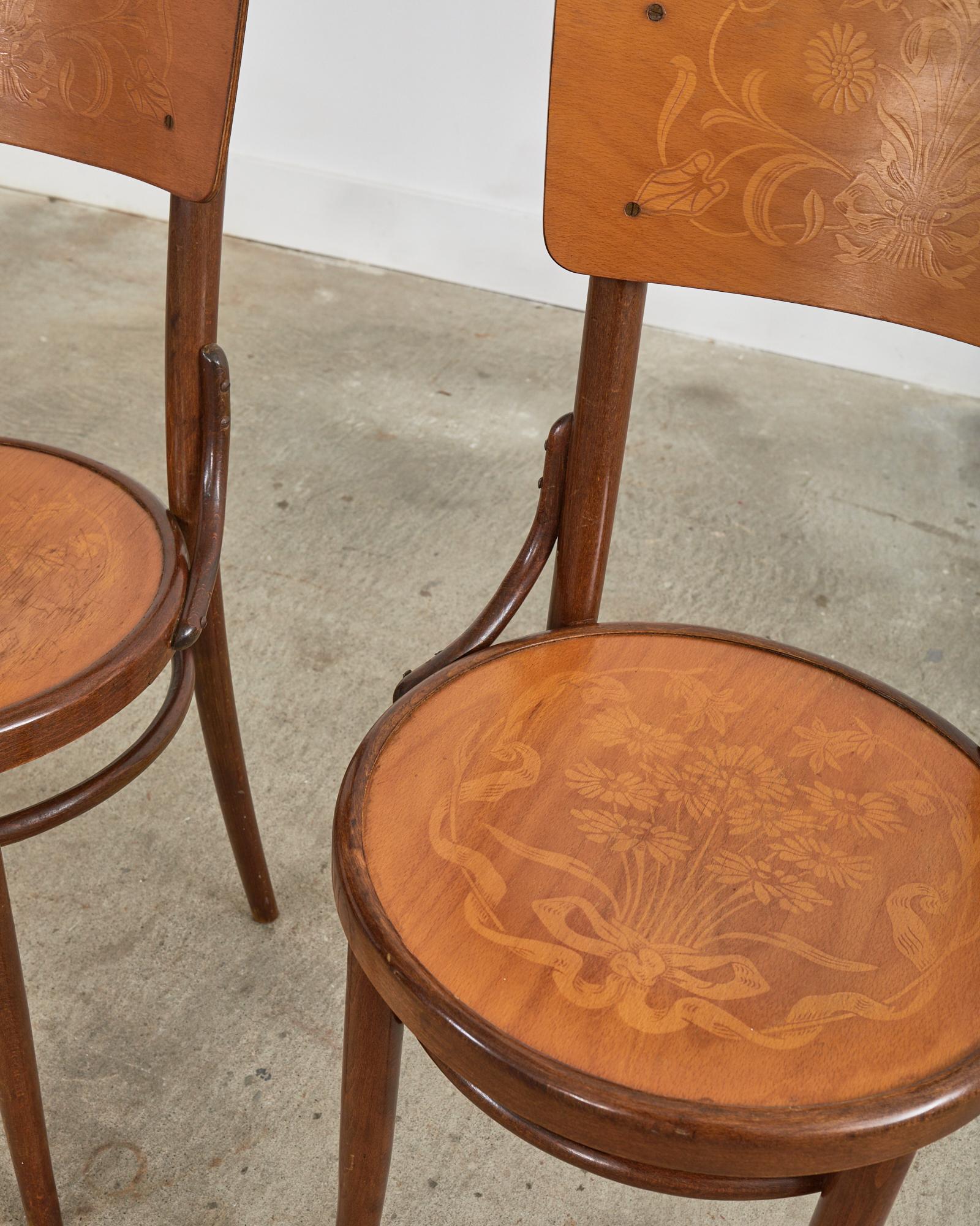 Ensemble de quatre chaises de salle à manger bistro Art Nouveau en bois cintré en vente 8