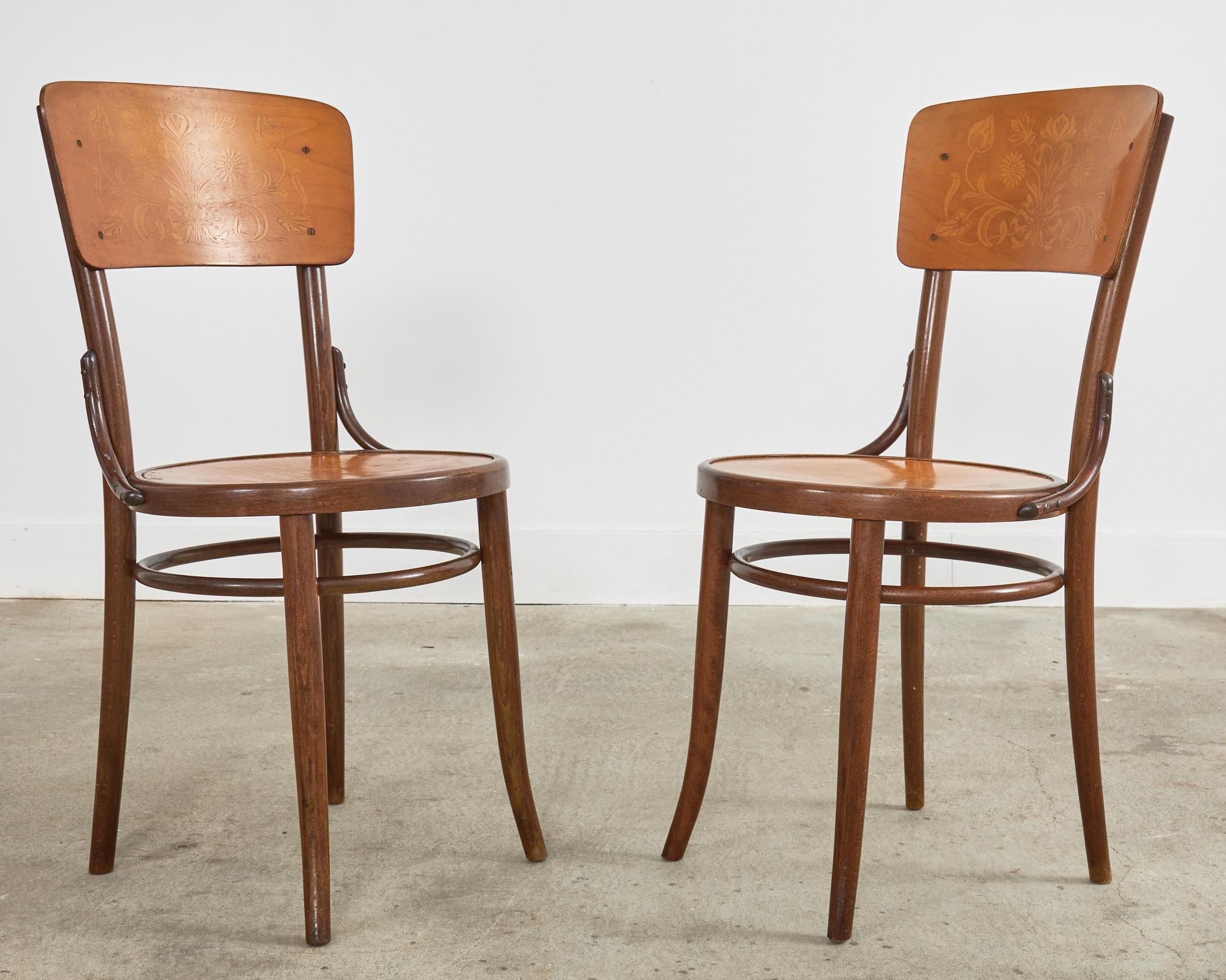 Ensemble de quatre chaises de salle à manger bistro Art Nouveau en bois cintré en vente 9