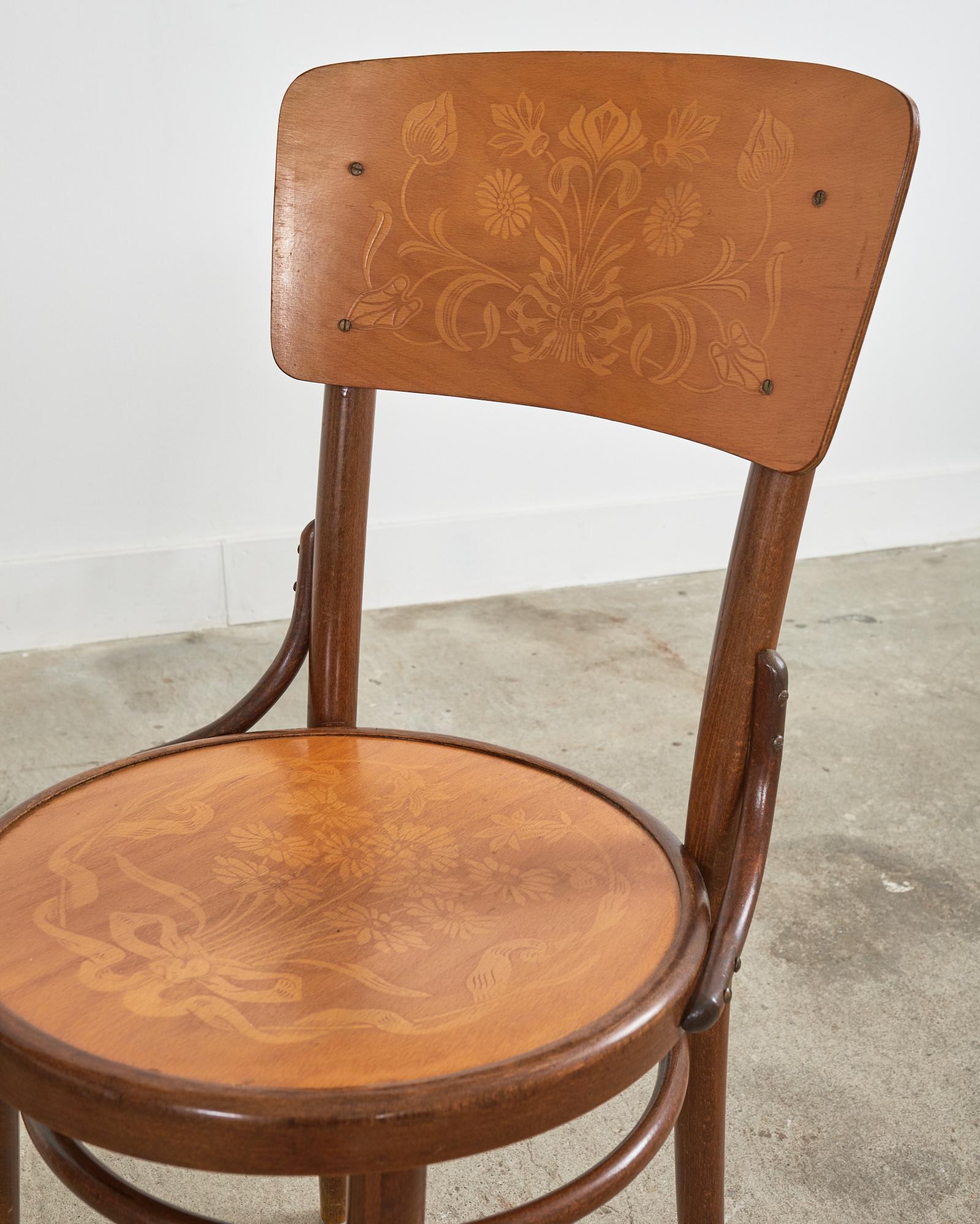 Ensemble de quatre chaises de salle à manger bistro Art Nouveau en bois cintré en vente 10