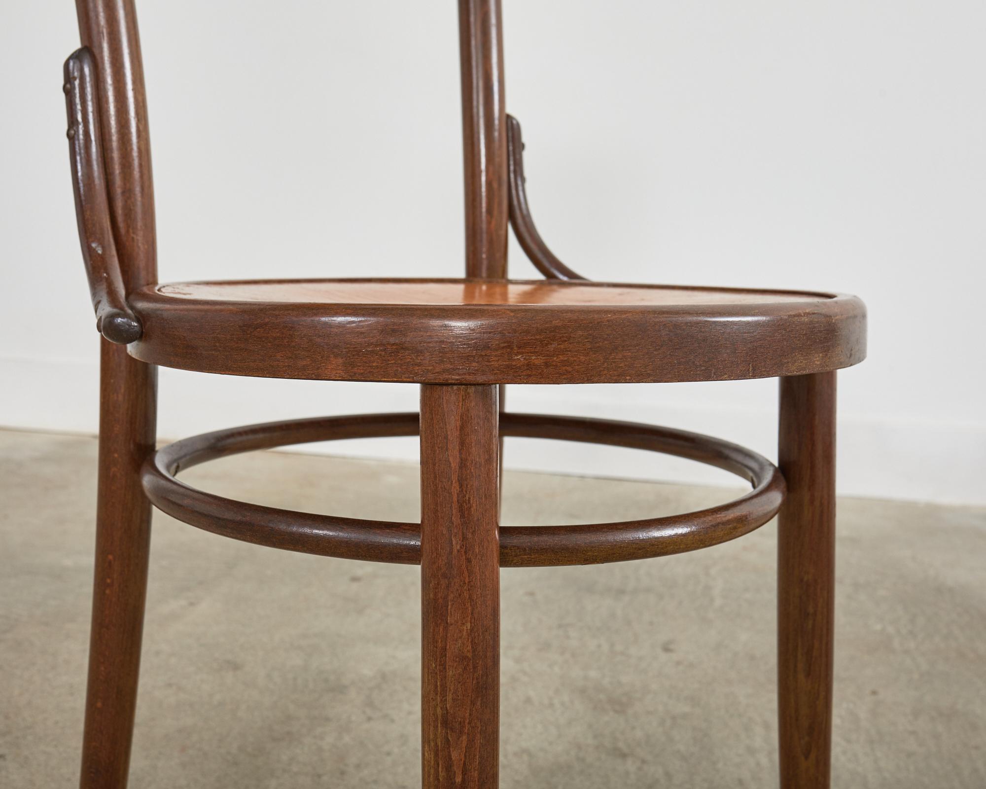 Ensemble de quatre chaises de salle à manger bistro Art Nouveau en bois cintré en vente 11