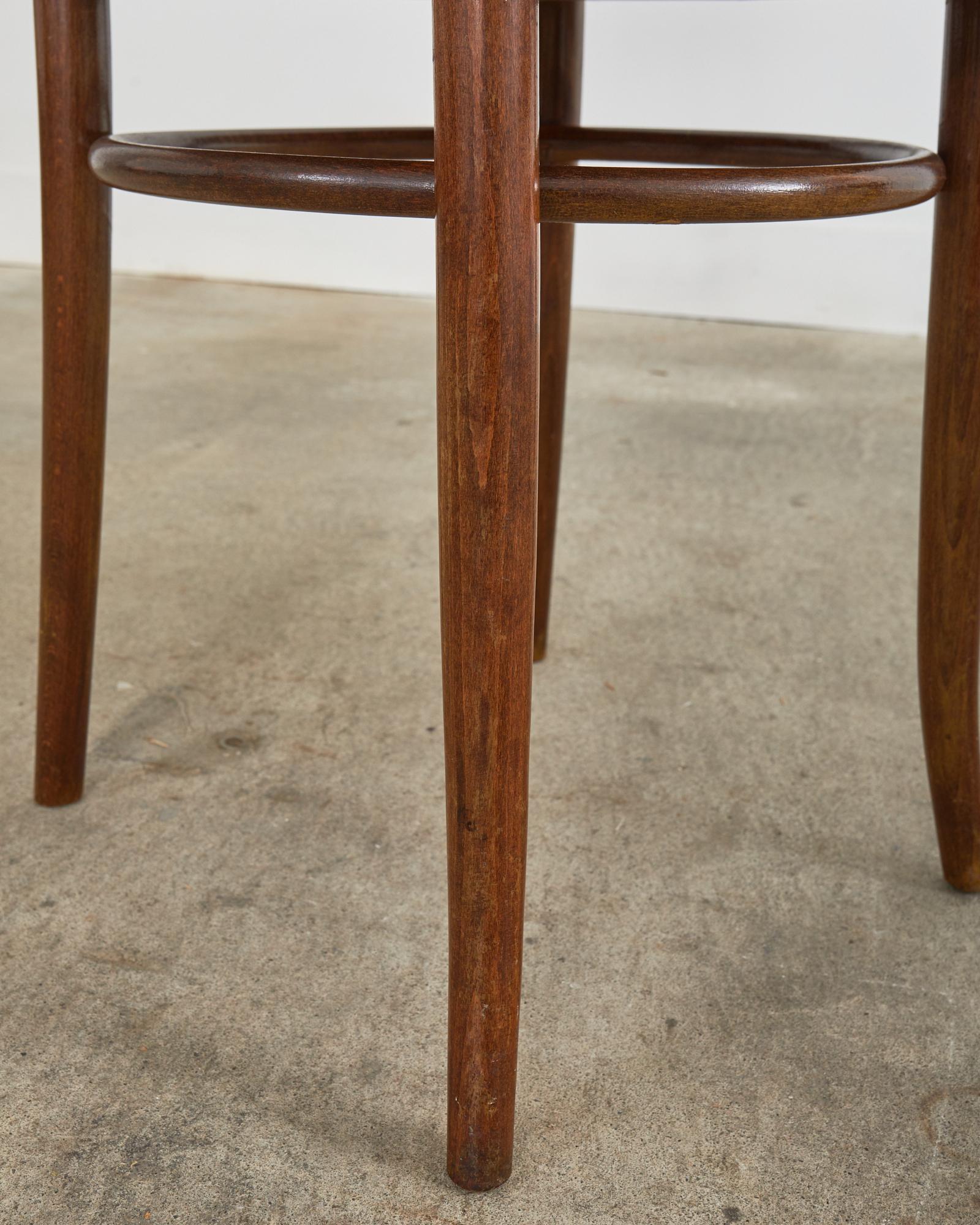 Ensemble de quatre chaises de salle à manger bistro Art Nouveau en bois cintré en vente 12