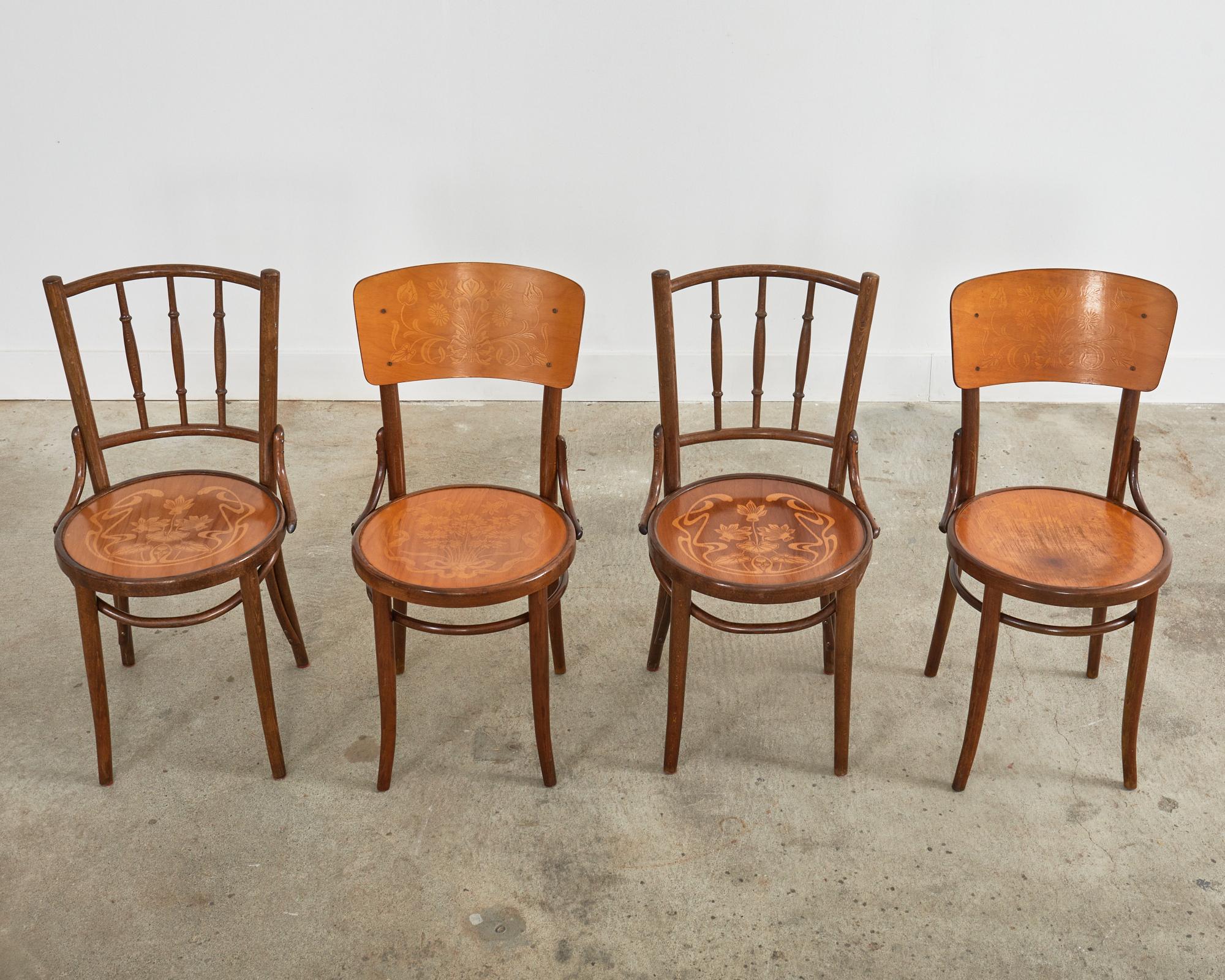 Art nouveau Ensemble de quatre chaises de salle à manger bistro Art Nouveau en bois cintré en vente