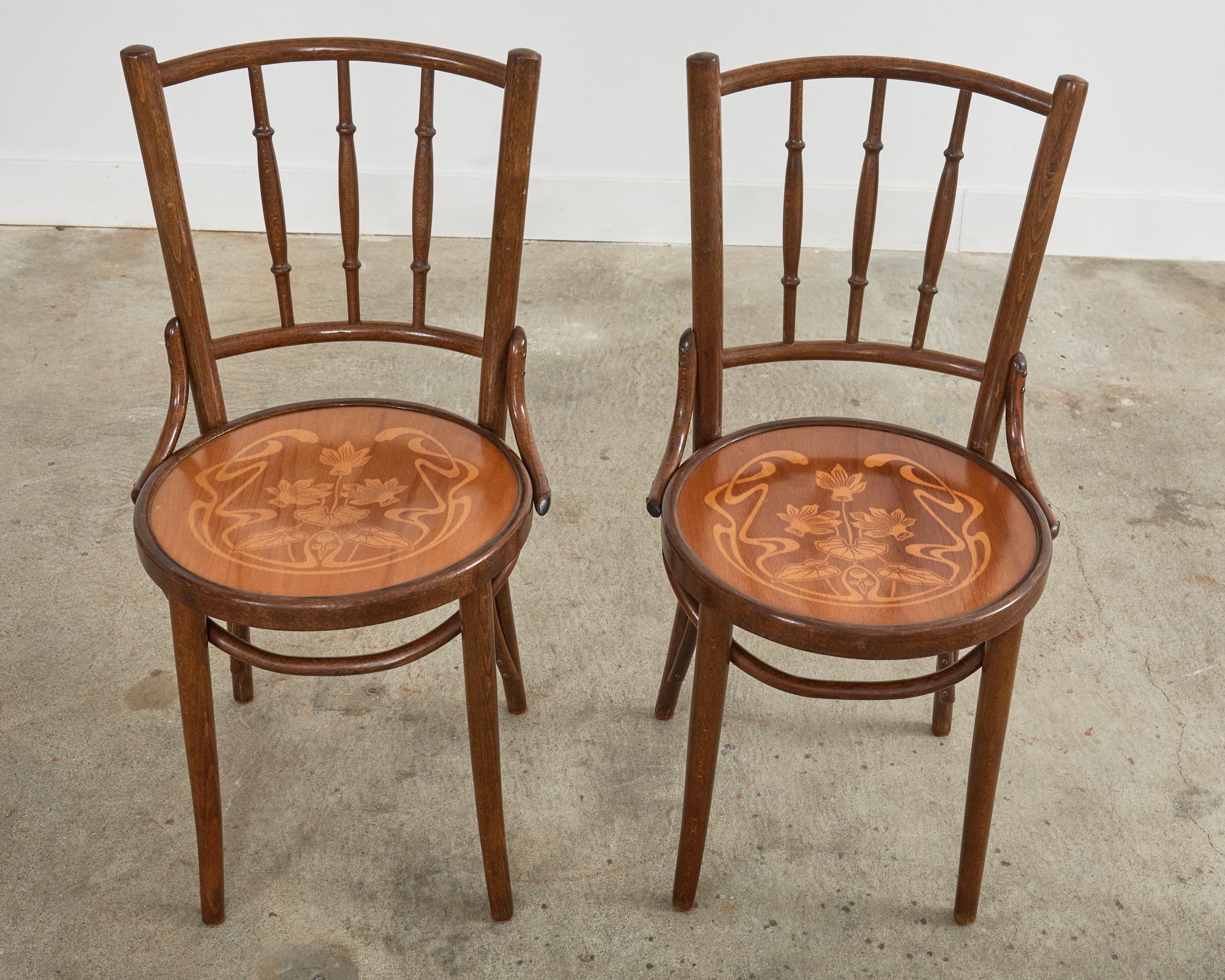 Fait main Ensemble de quatre chaises de salle à manger bistro Art Nouveau en bois cintré en vente