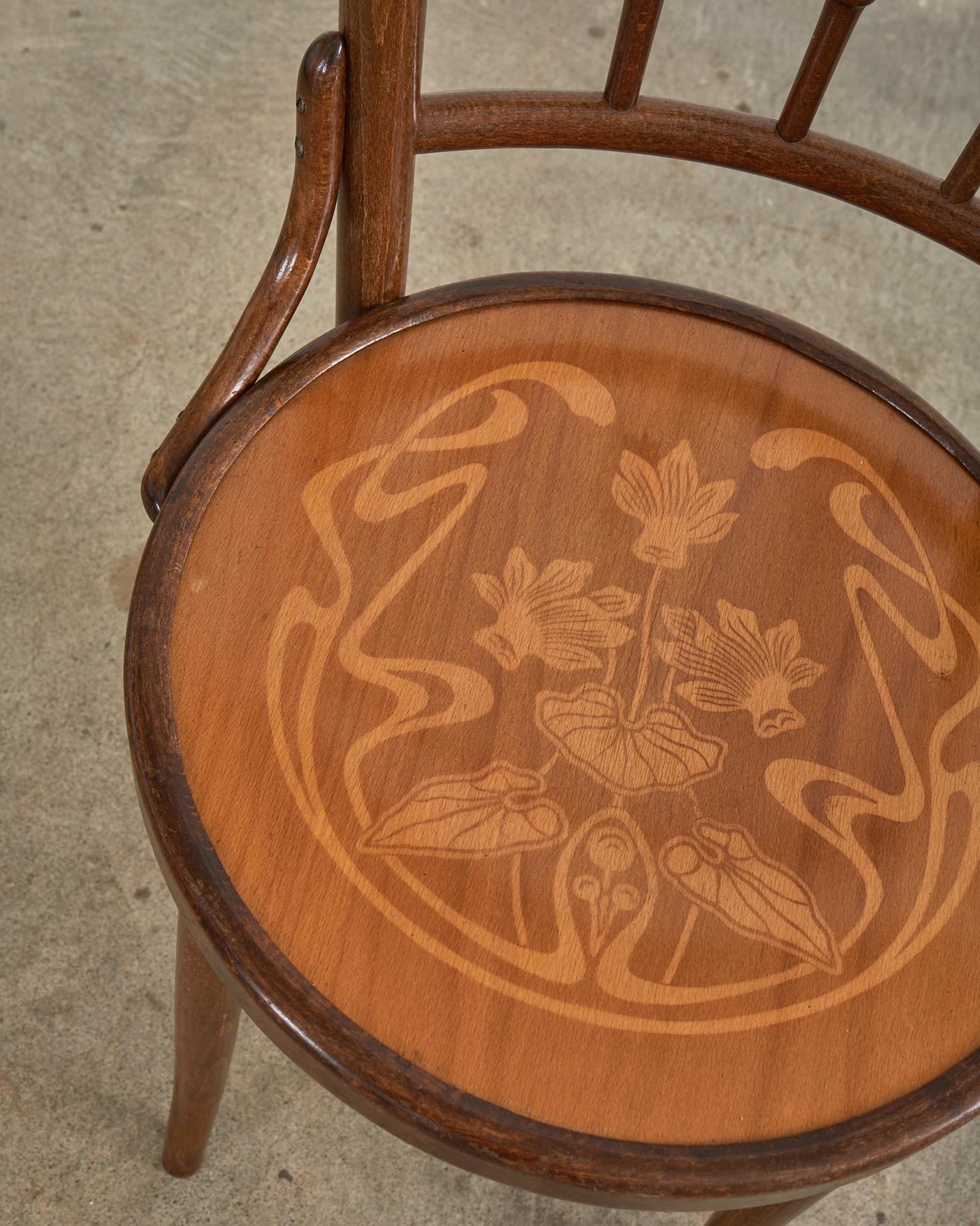 Ensemble de quatre chaises de salle à manger bistro Art Nouveau en bois cintré Bon état - En vente à Rio Vista, CA