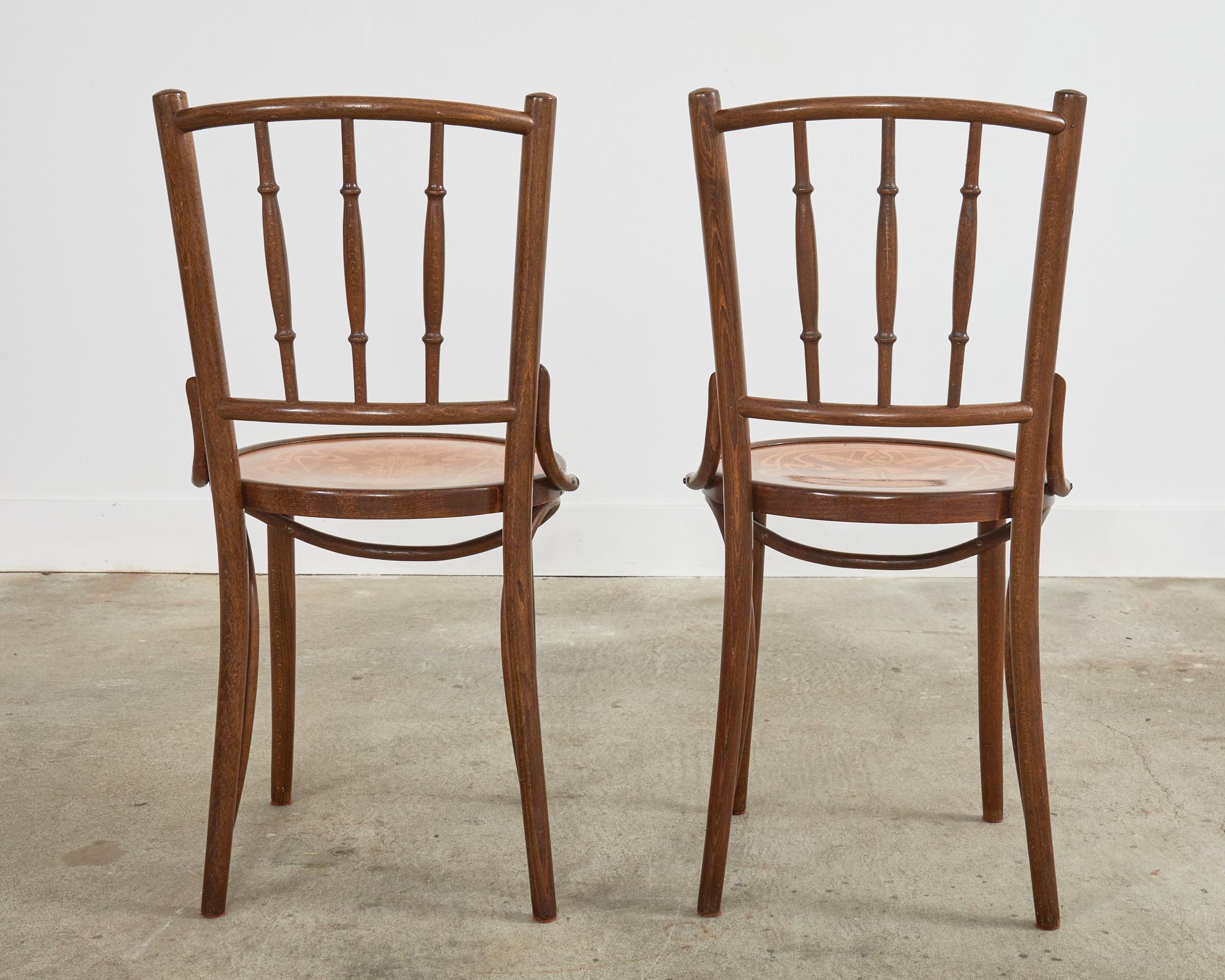 20ième siècle Ensemble de quatre chaises de salle à manger bistro Art Nouveau en bois cintré en vente