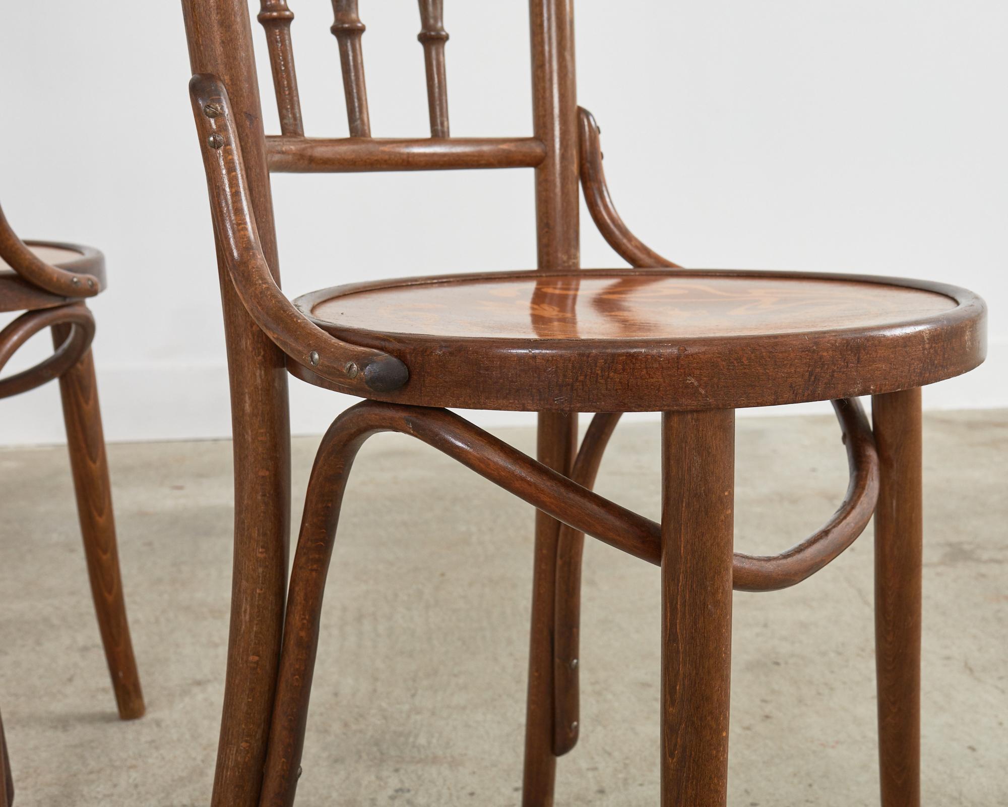 Bois cintré Ensemble de quatre chaises de salle à manger bistro Art Nouveau en bois cintré en vente