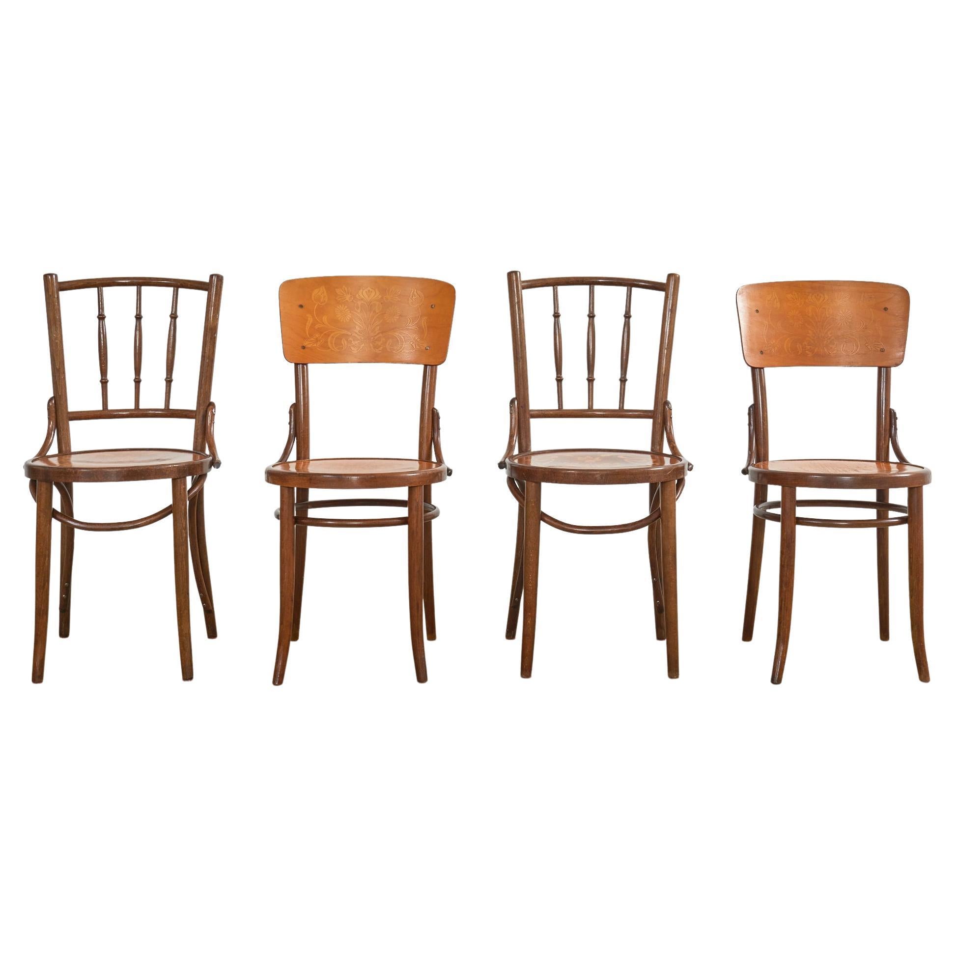 Ensemble de quatre chaises de salle à manger bistro Art Nouveau en bois cintré