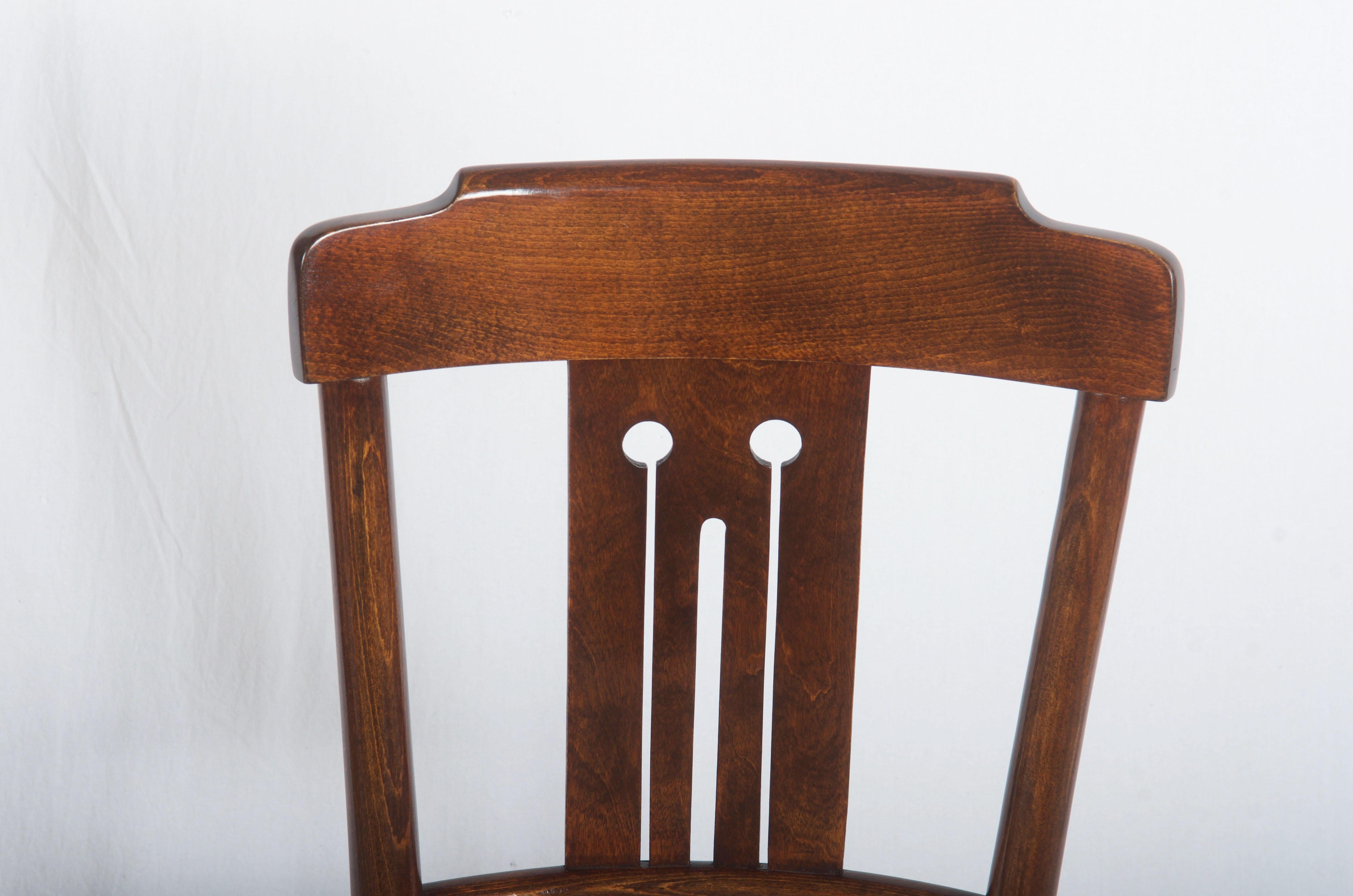 Ensemble de quatre chaises de salle à manger Art Nouveau en bois cintré en vente 3