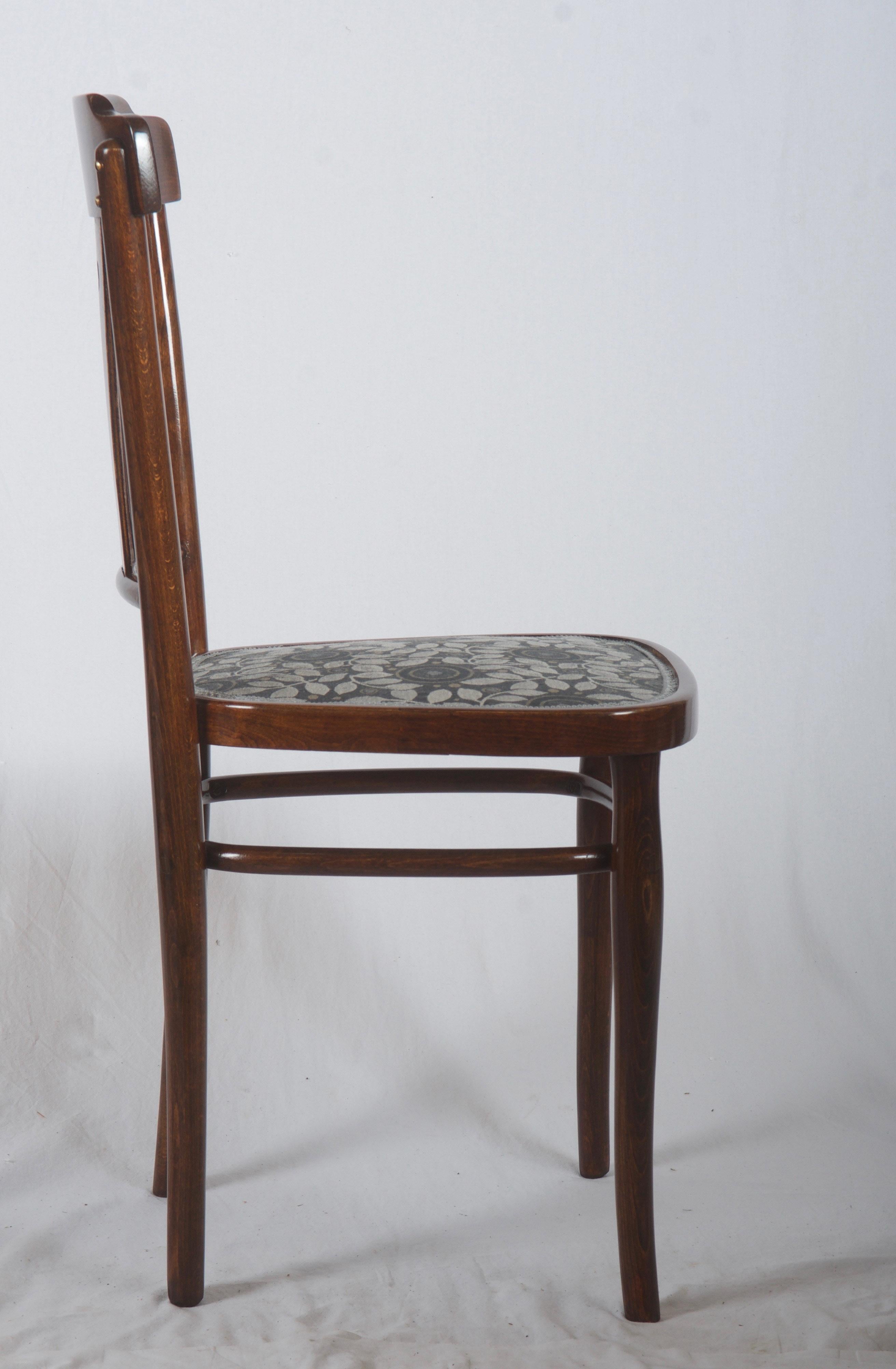 Beech bentwood walnut stained with upholstered seat (fabric designed by Josef Hoffmann), made in Austria in the 1900s.
Four pieces available. Only one restored now, delivery time for the rest about 10-14 days.
