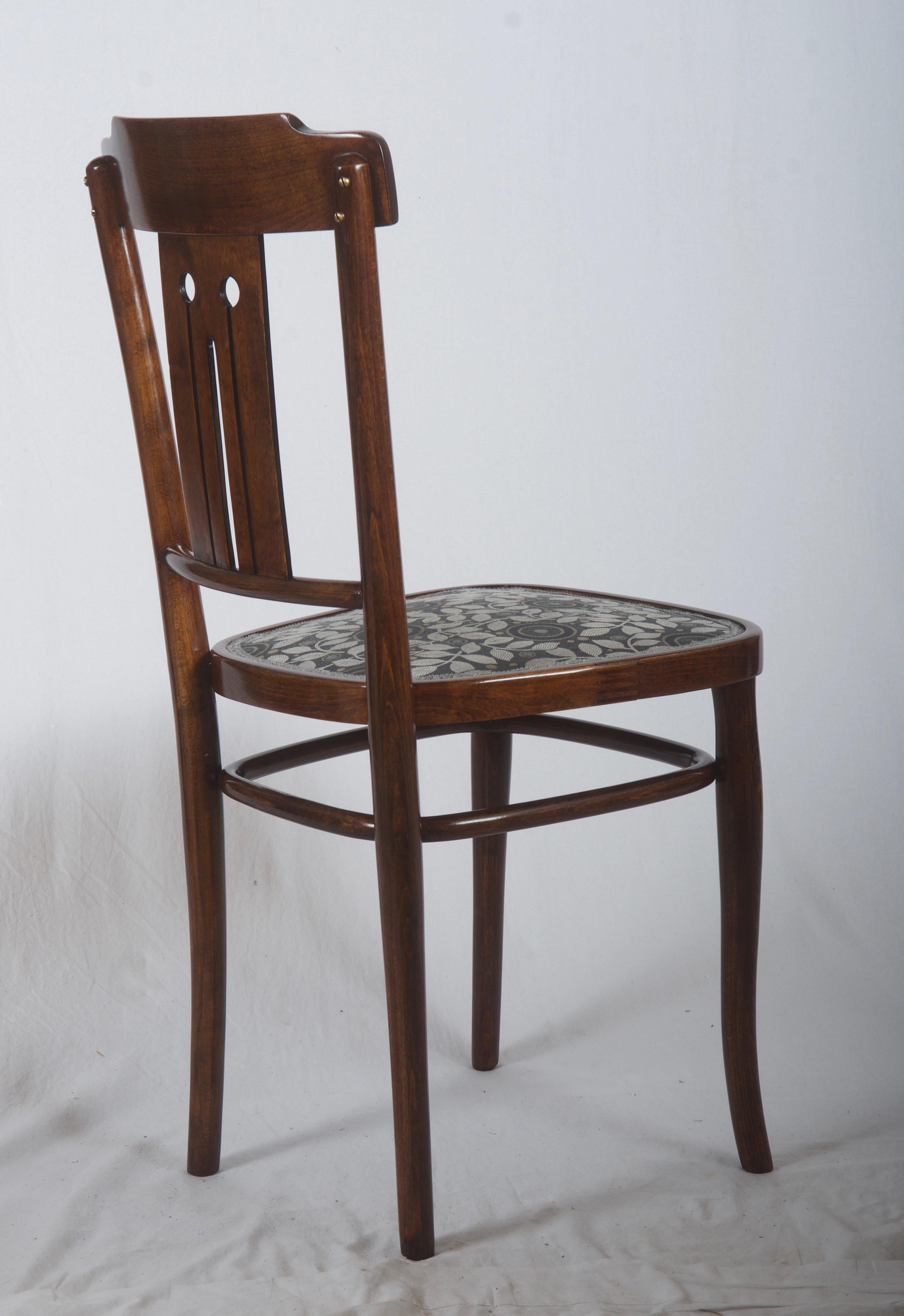 Sécession viennoise Ensemble de quatre chaises de salle à manger Art Nouveau en bois cintré en vente