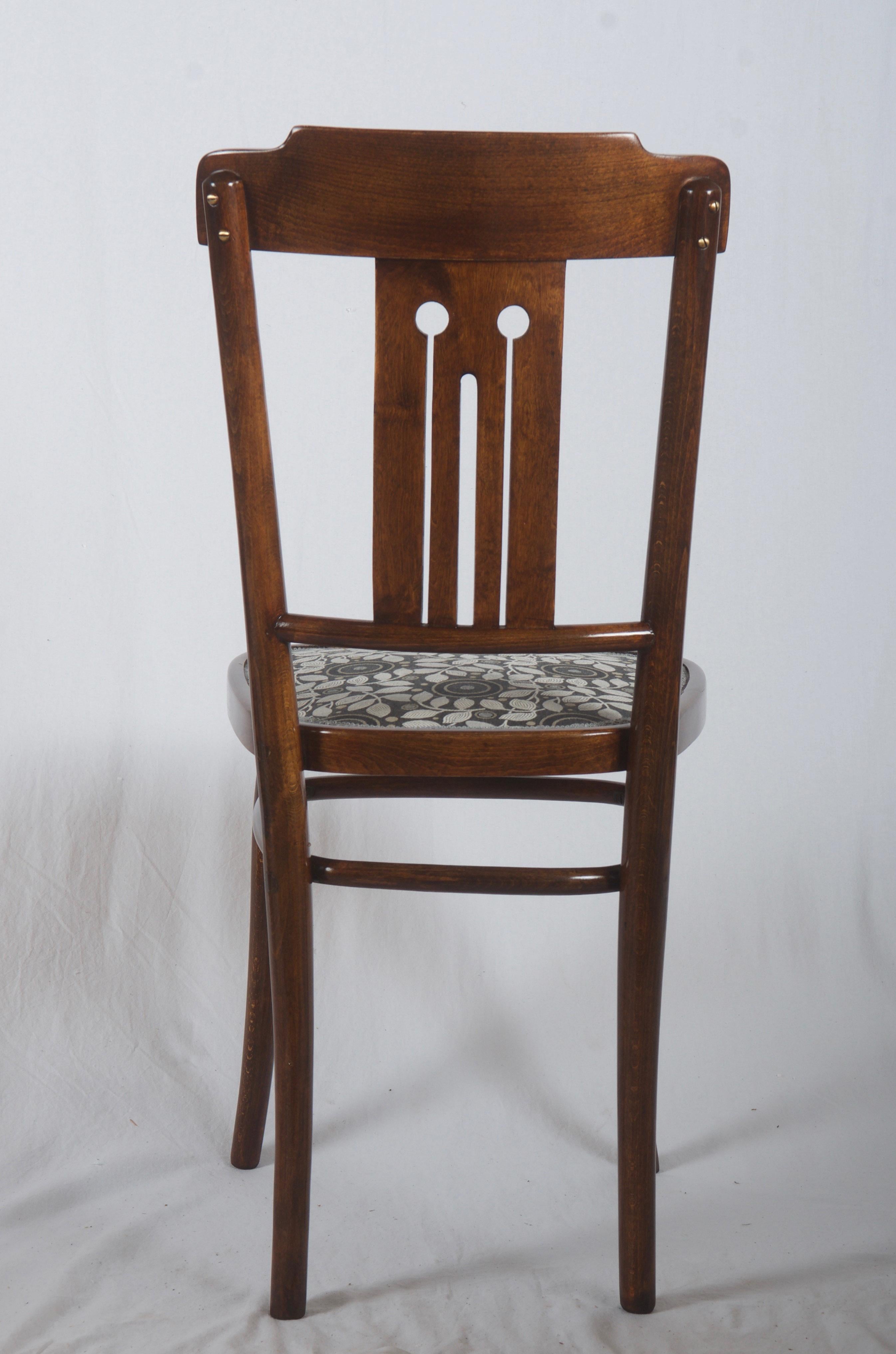 Autrichien Ensemble de quatre chaises de salle à manger Art Nouveau en bois cintré en vente
